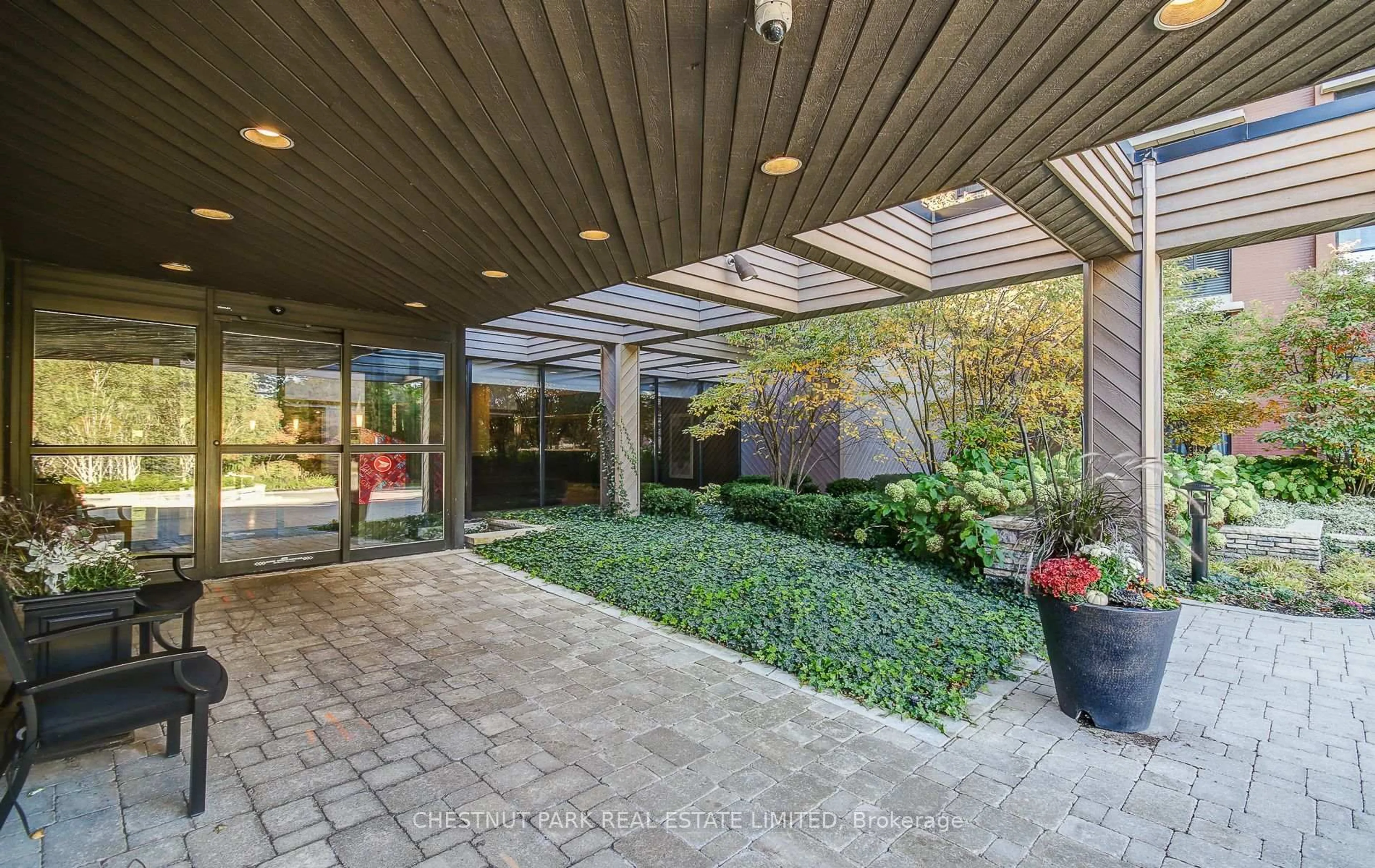 Patio, street for 1400 Dixie Rd #812, Mississauga Ontario L5E 3E1