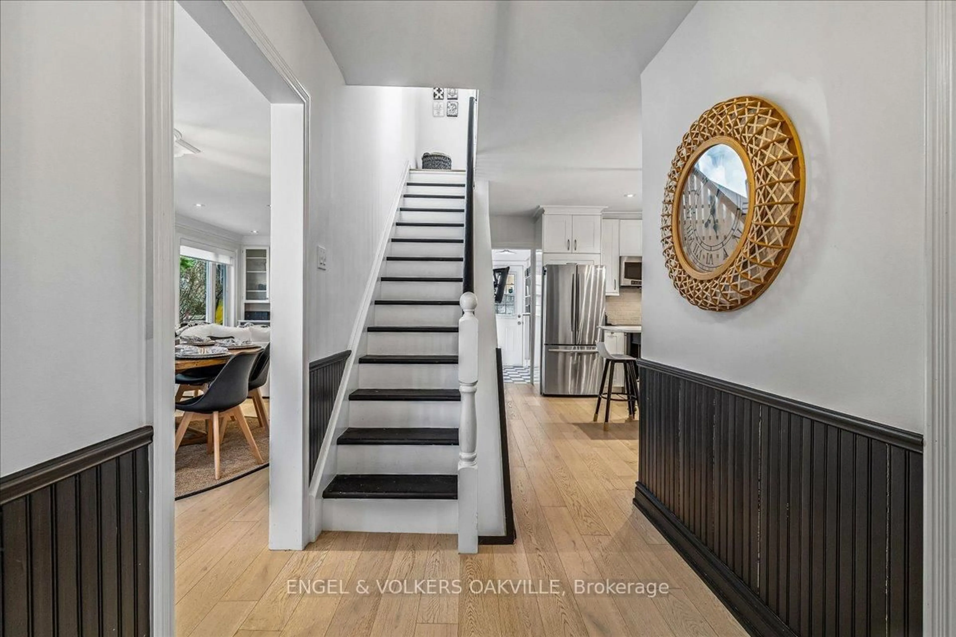 Indoor entryway for 38 John St, Mississauga Ontario L5H 2E6