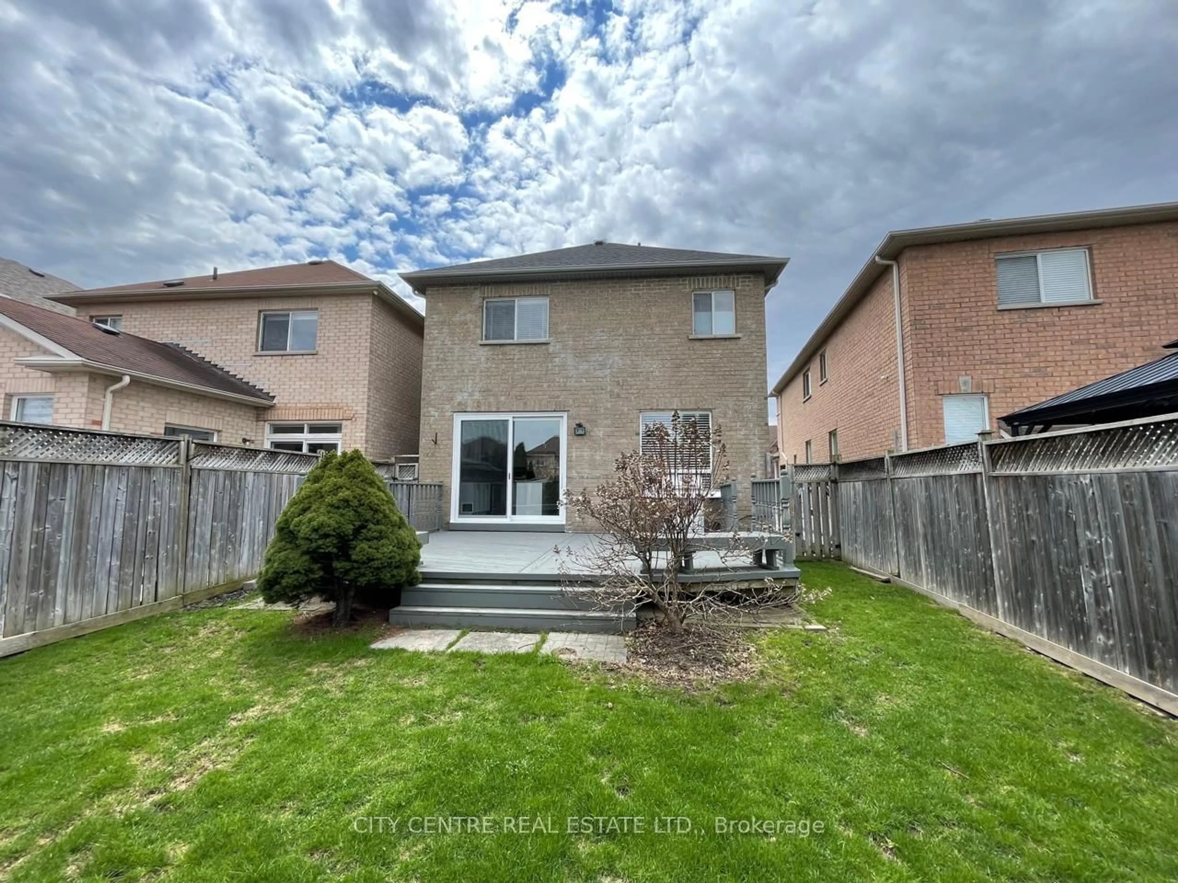 A pic from outside/outdoor area/front of a property/back of a property/a pic from drone, unknown for 4777 Glasshill Grve, Mississauga Ontario L5M 7R6