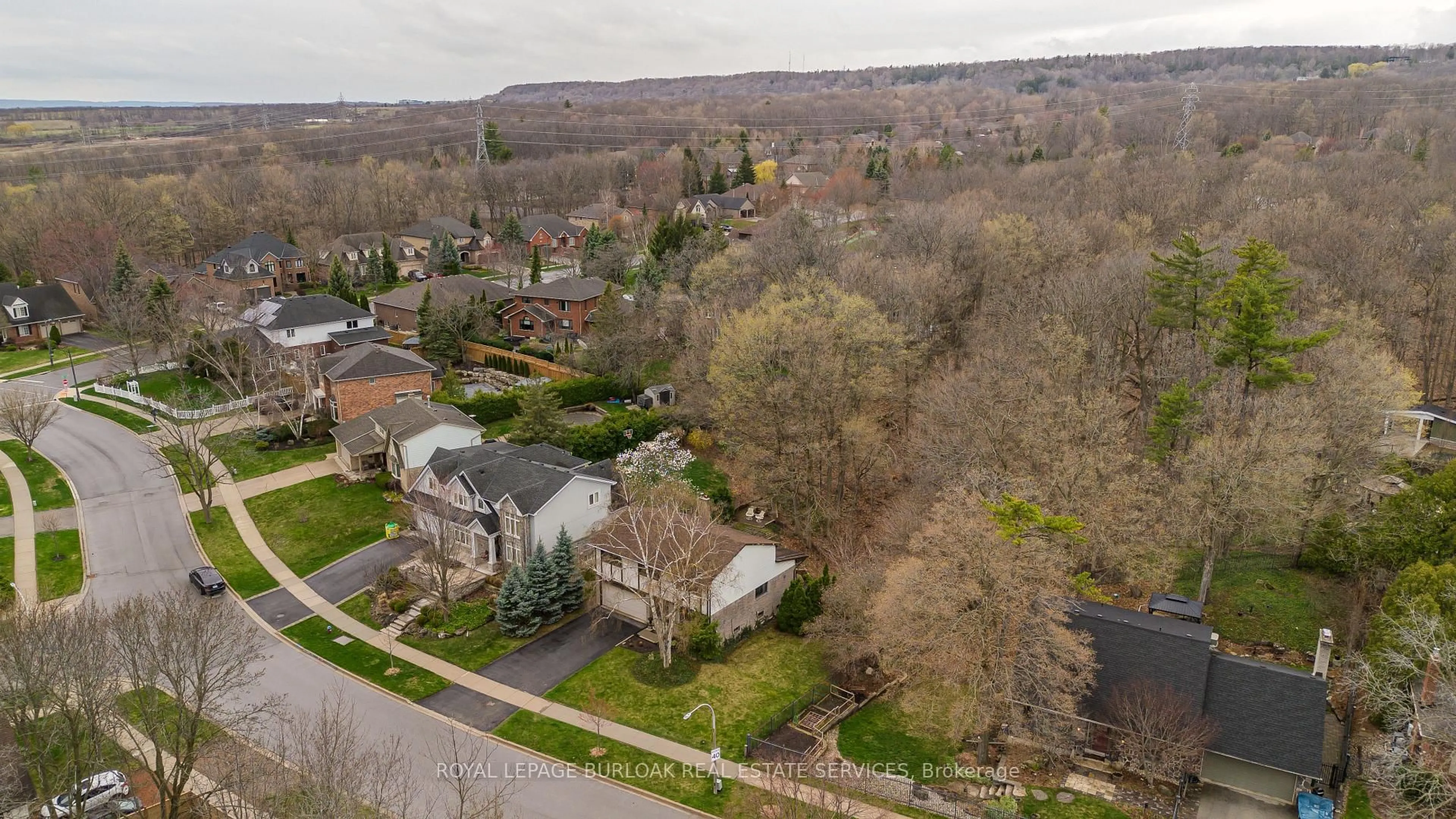 A pic from outside/outdoor area/front of a property/back of a property/a pic from drone, street for 1141 Crofton Way, Burlington Ontario L7P 3A8