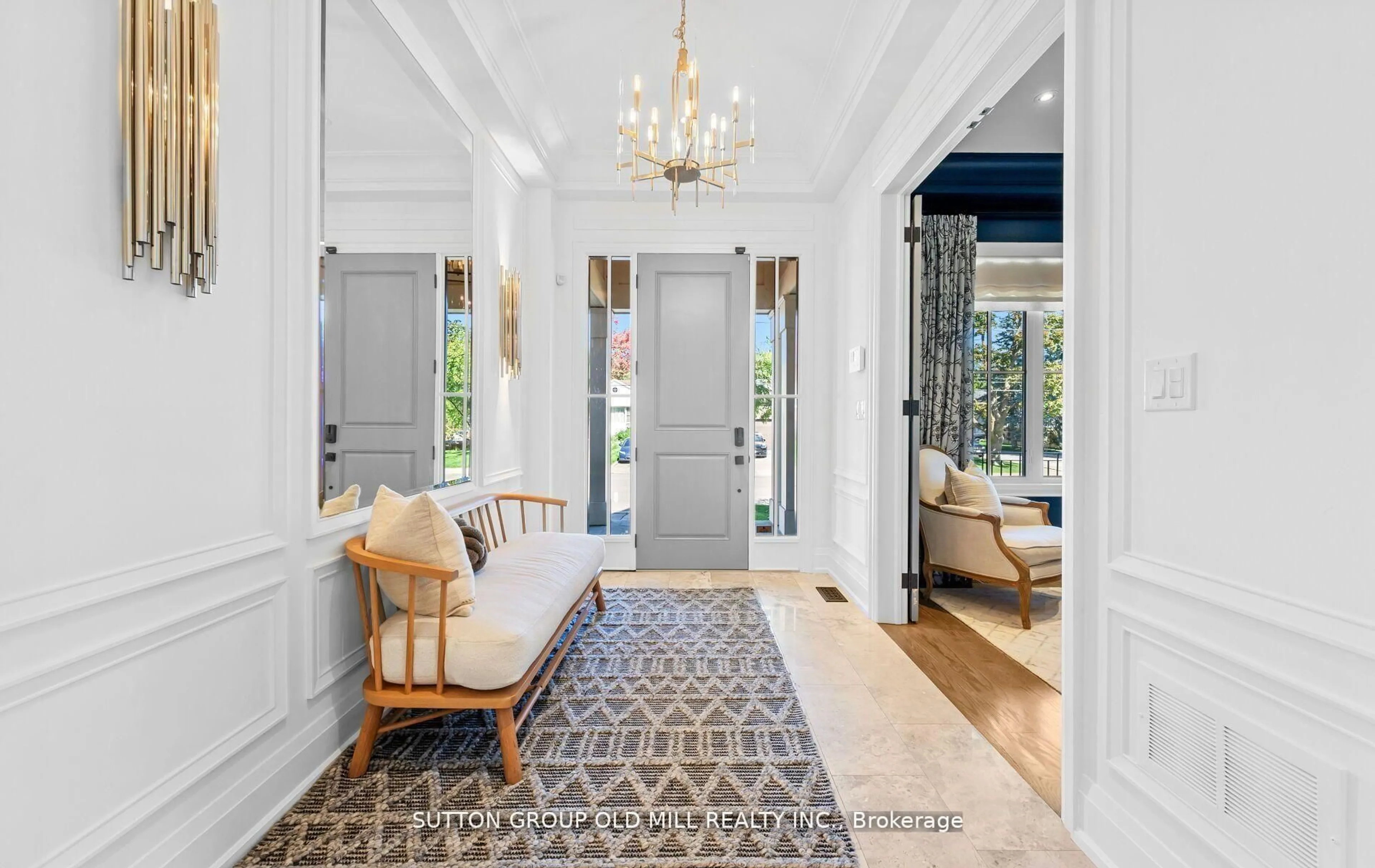 Indoor entryway for 8 Cumberland Dr, Mississauga Ontario L5G 3M6