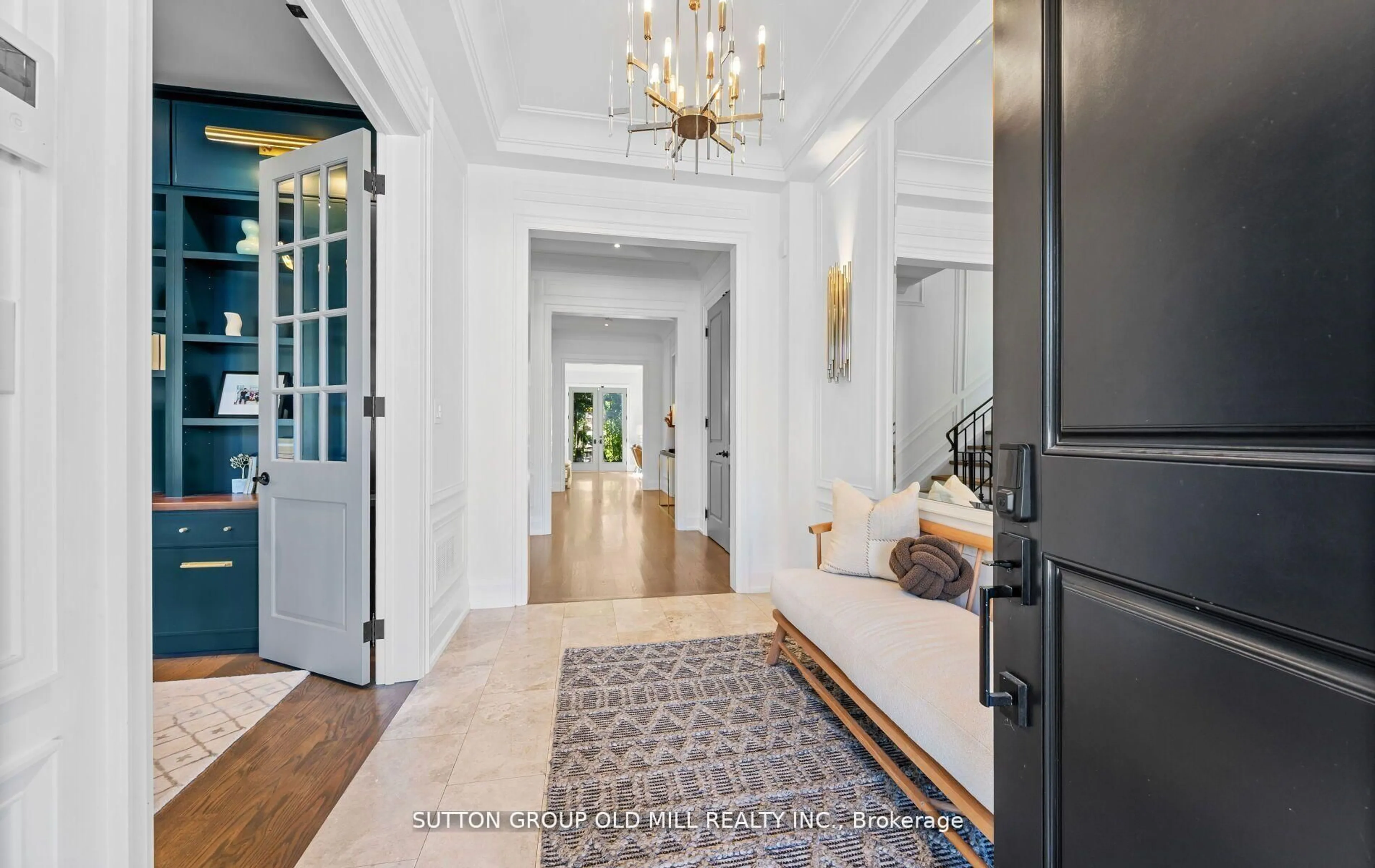 Indoor entryway for 8 Cumberland Dr, Mississauga Ontario L5G 3M6