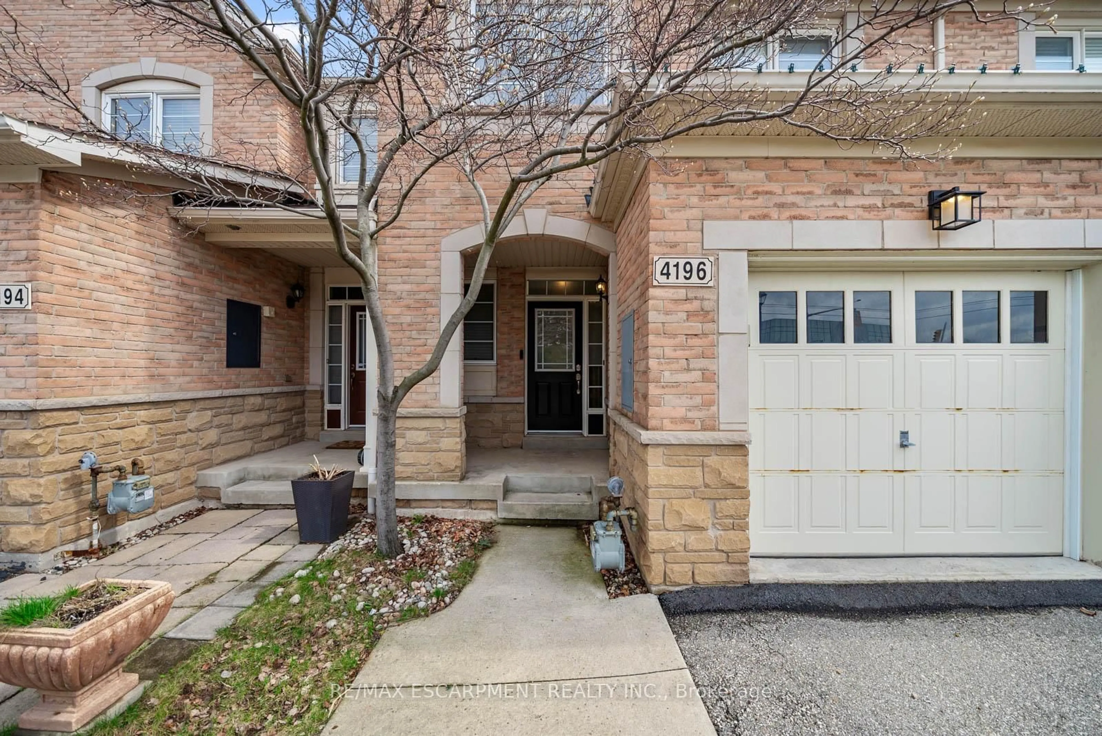 Home with brick exterior material, street for 4196 Rawlins Common, Burlington Ontario L7M 0B5