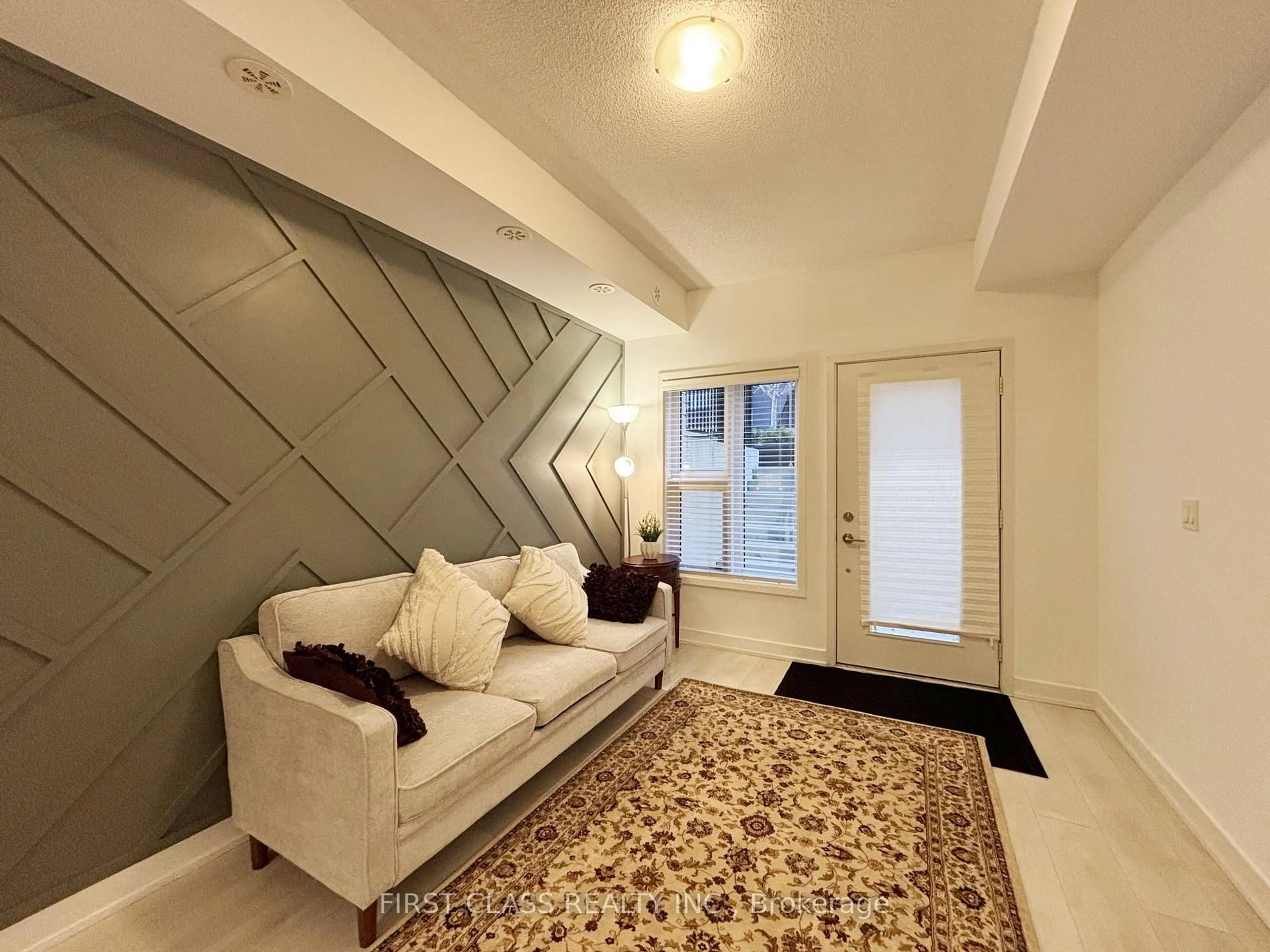 Indoor entryway for 1127 Cooke Blvd #514, Burlington Ontario L7T 4A8