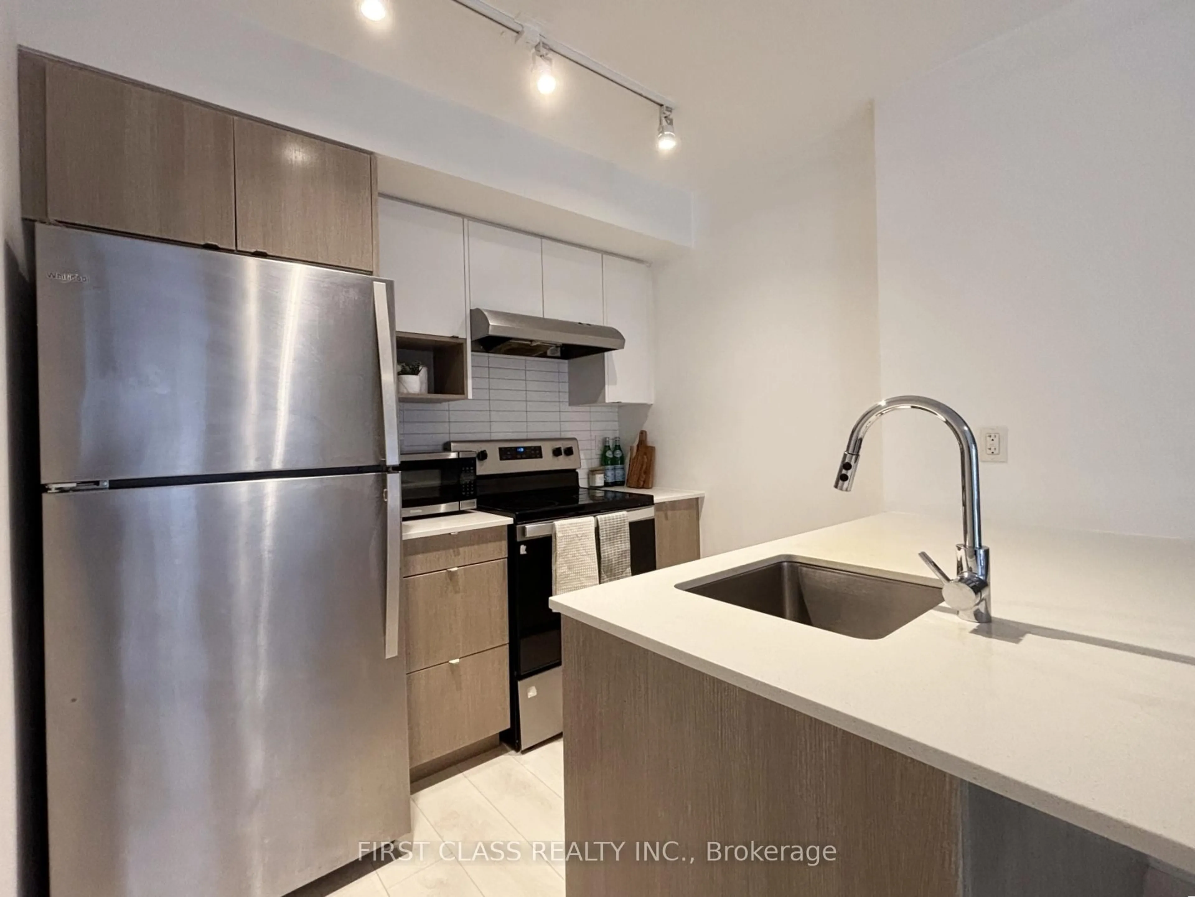 Standard kitchen, unknown for 1127 Cooke Blvd #514, Burlington Ontario L7T 4A8
