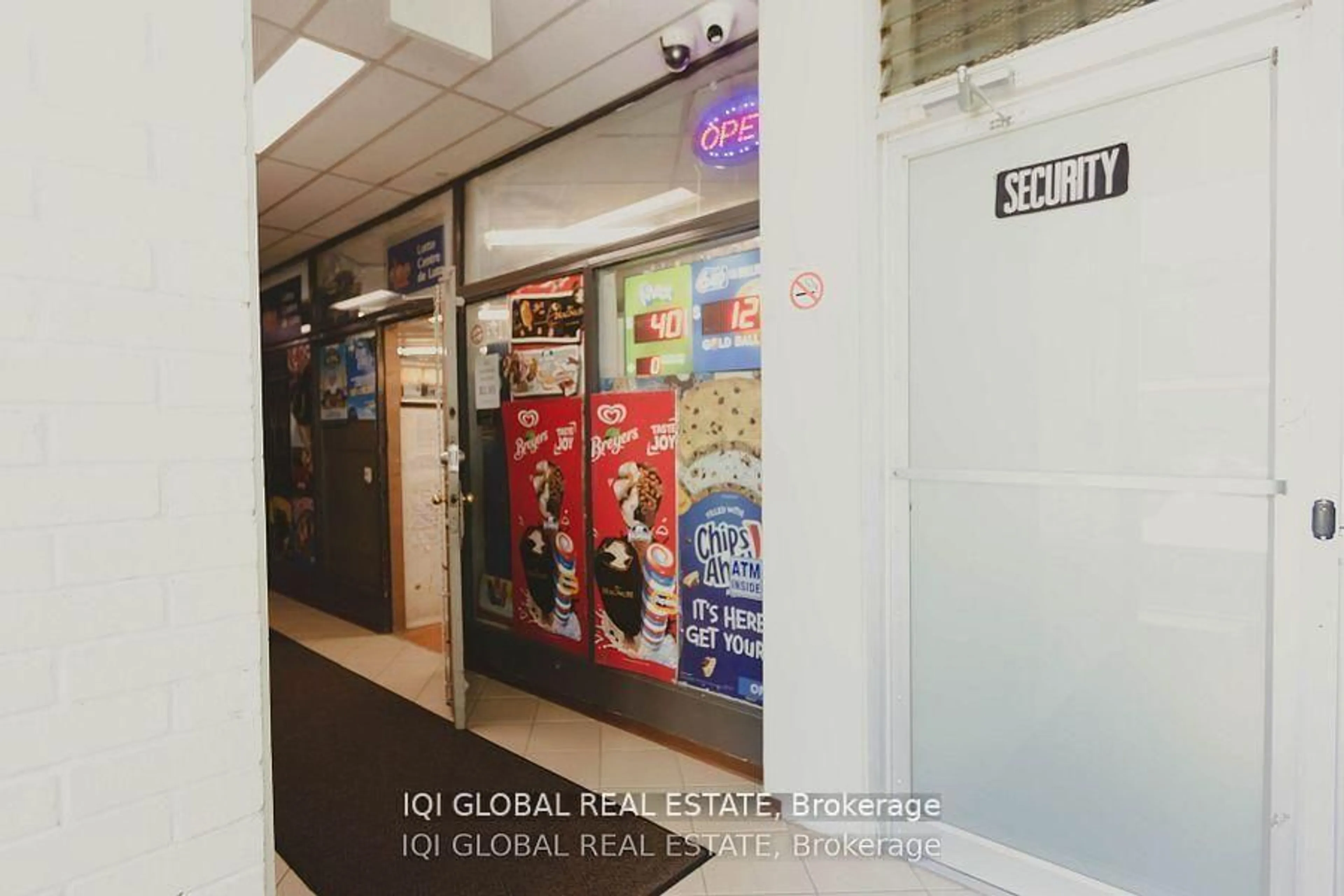 Indoor foyer for 390 Dixon Rd #1202, Toronto Ontario M9R 1T4