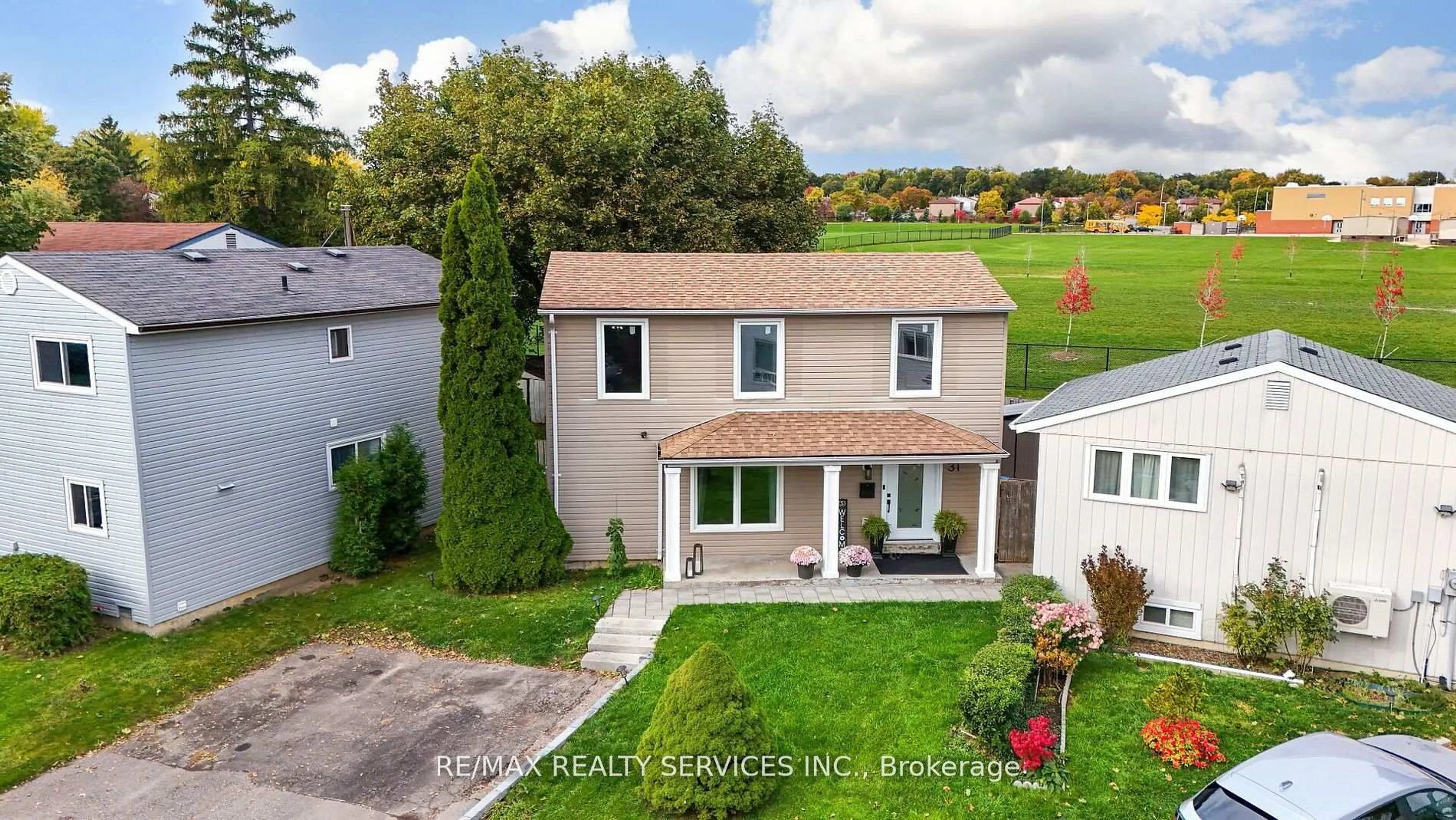 A pic from outside/outdoor area/front of a property/back of a property/a pic from drone, street for 31 Huntingwood Cres, Brampton Ontario L6S 1S5