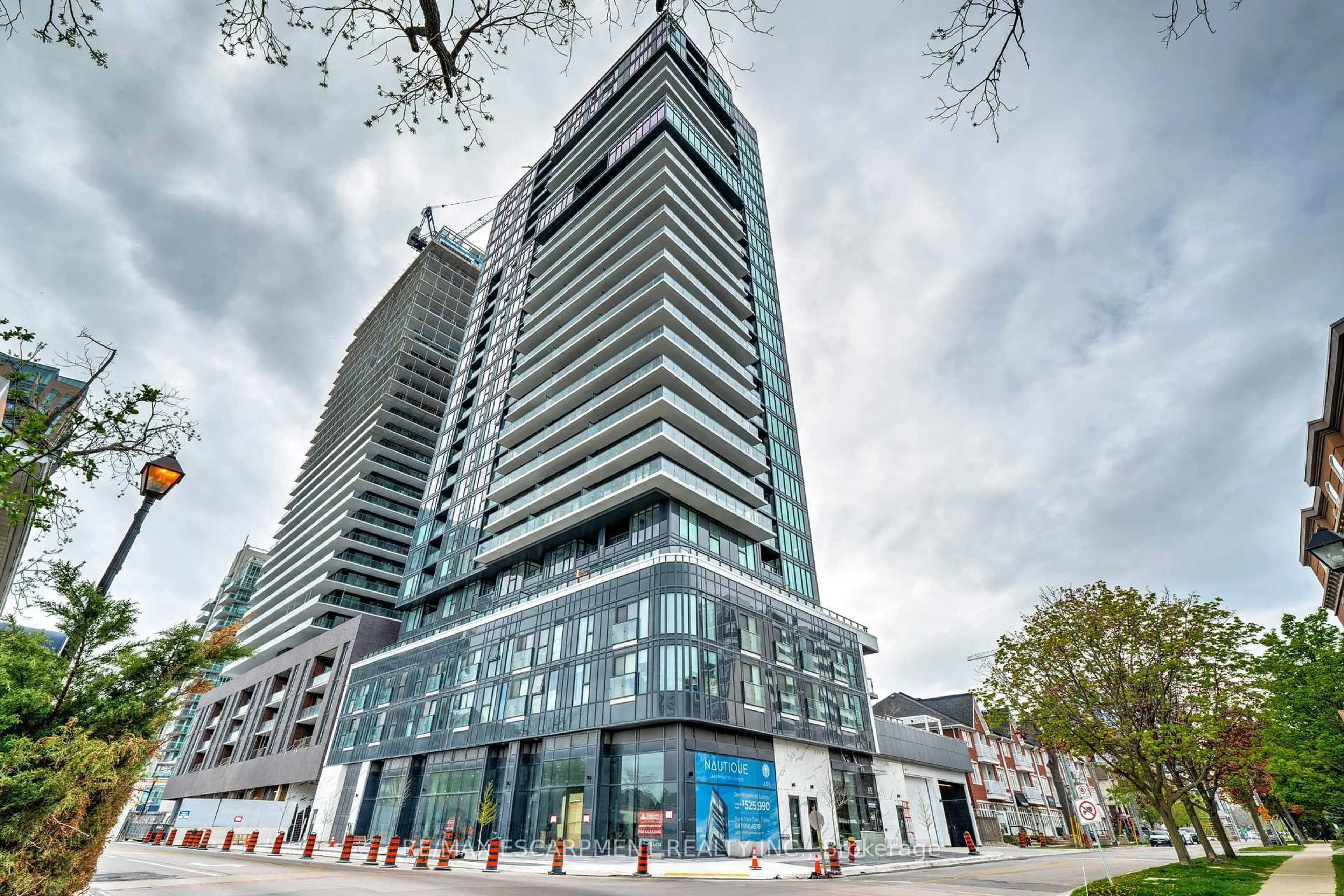 Indoor foyer for 370 Martha St #1707, Burlington Ontario L7R 0G9