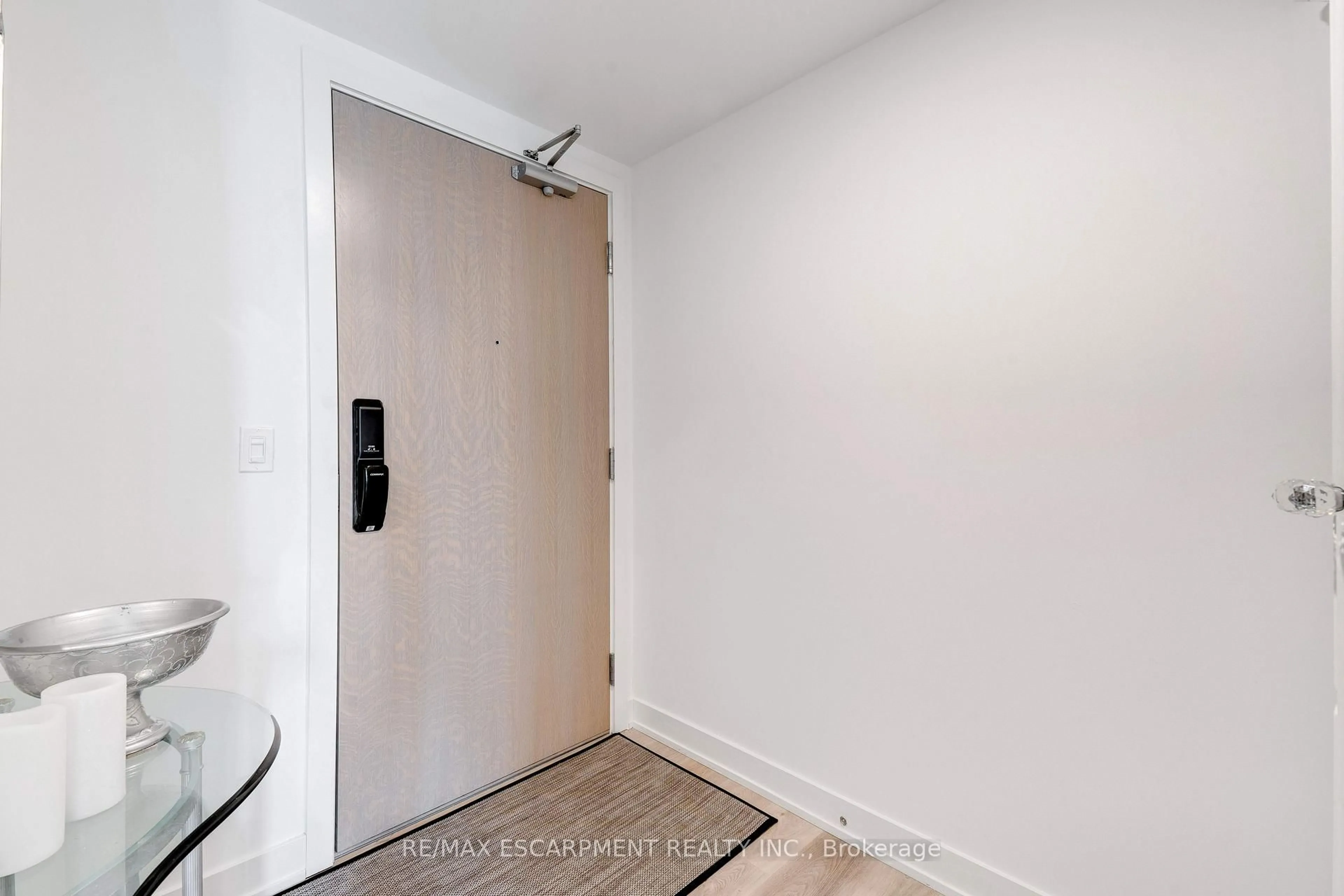 Indoor entryway for 370 Martha St #1707, Burlington Ontario L7R 0G9