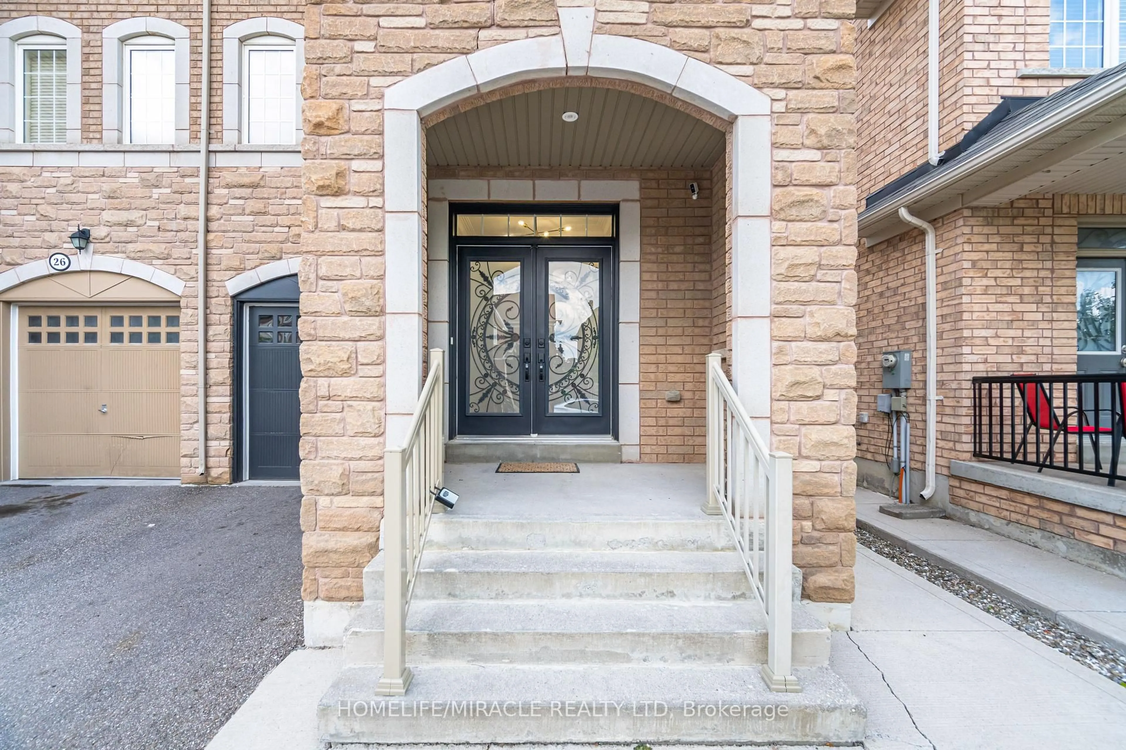 Indoor entryway for 28 Sussexvale Dr, Brampton Ontario L6R 3S1