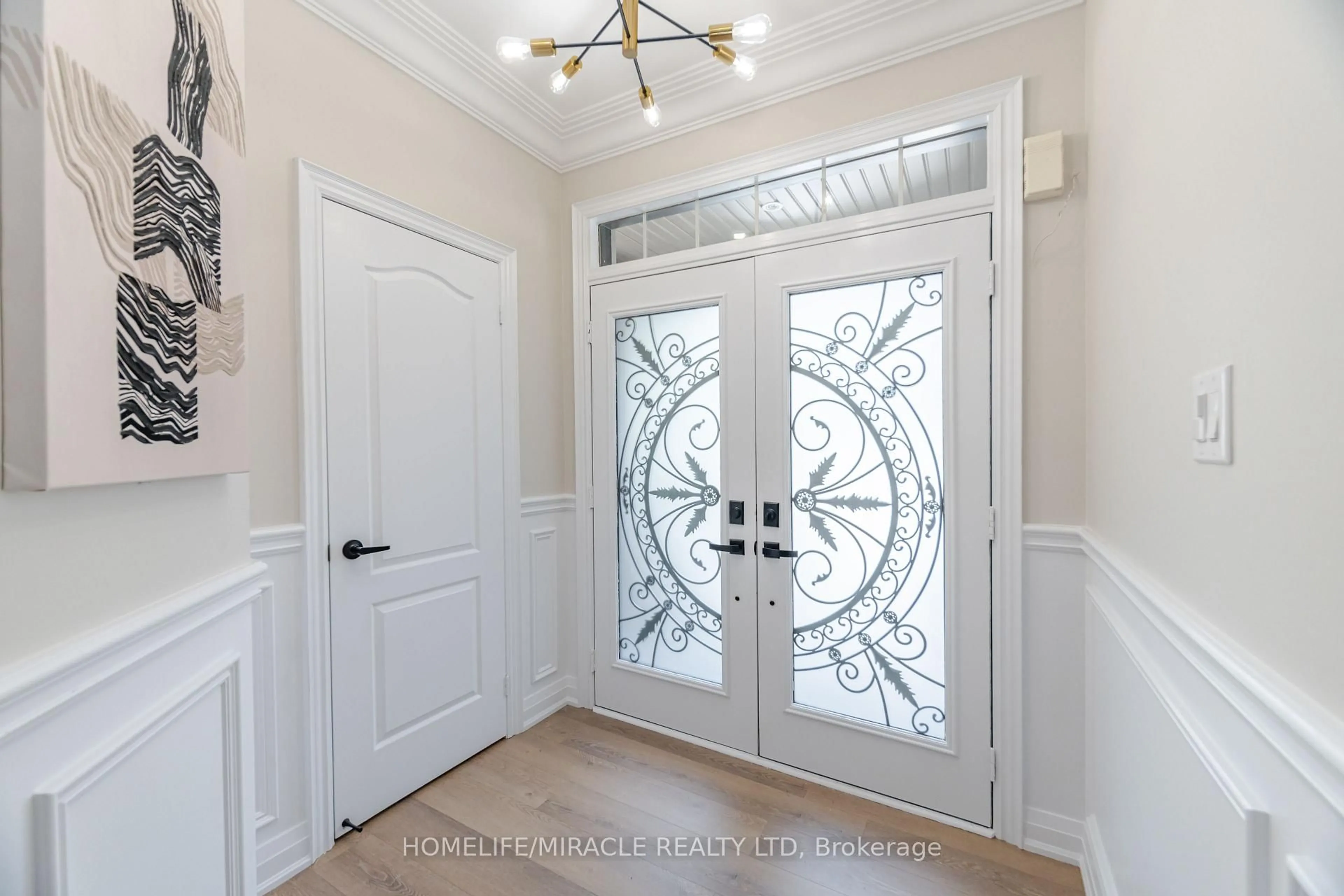 Indoor entryway for 28 Sussexvale Dr, Brampton Ontario L6R 3S1