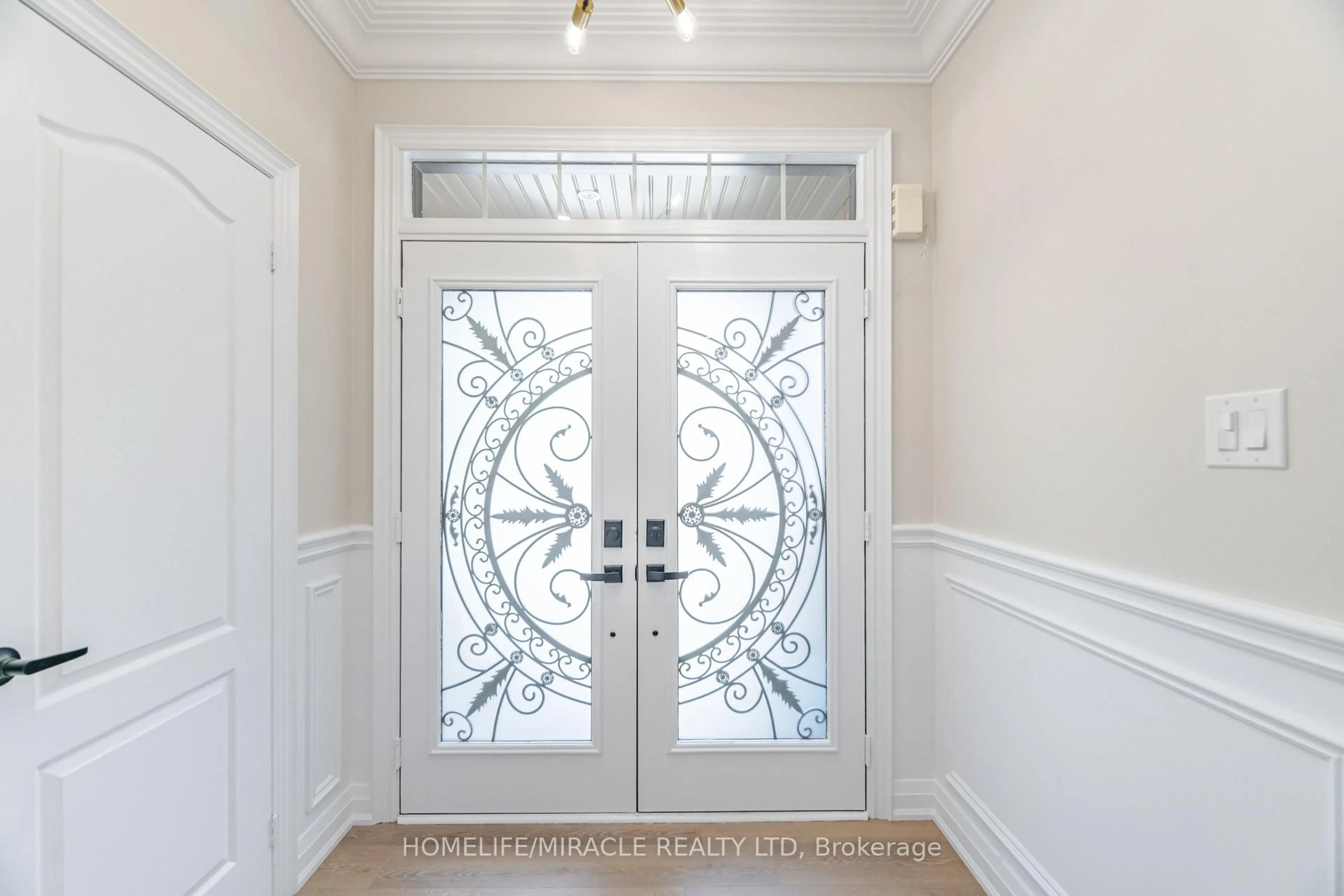 Indoor entryway for 28 Sussexvale Dr, Brampton Ontario L6R 3S1