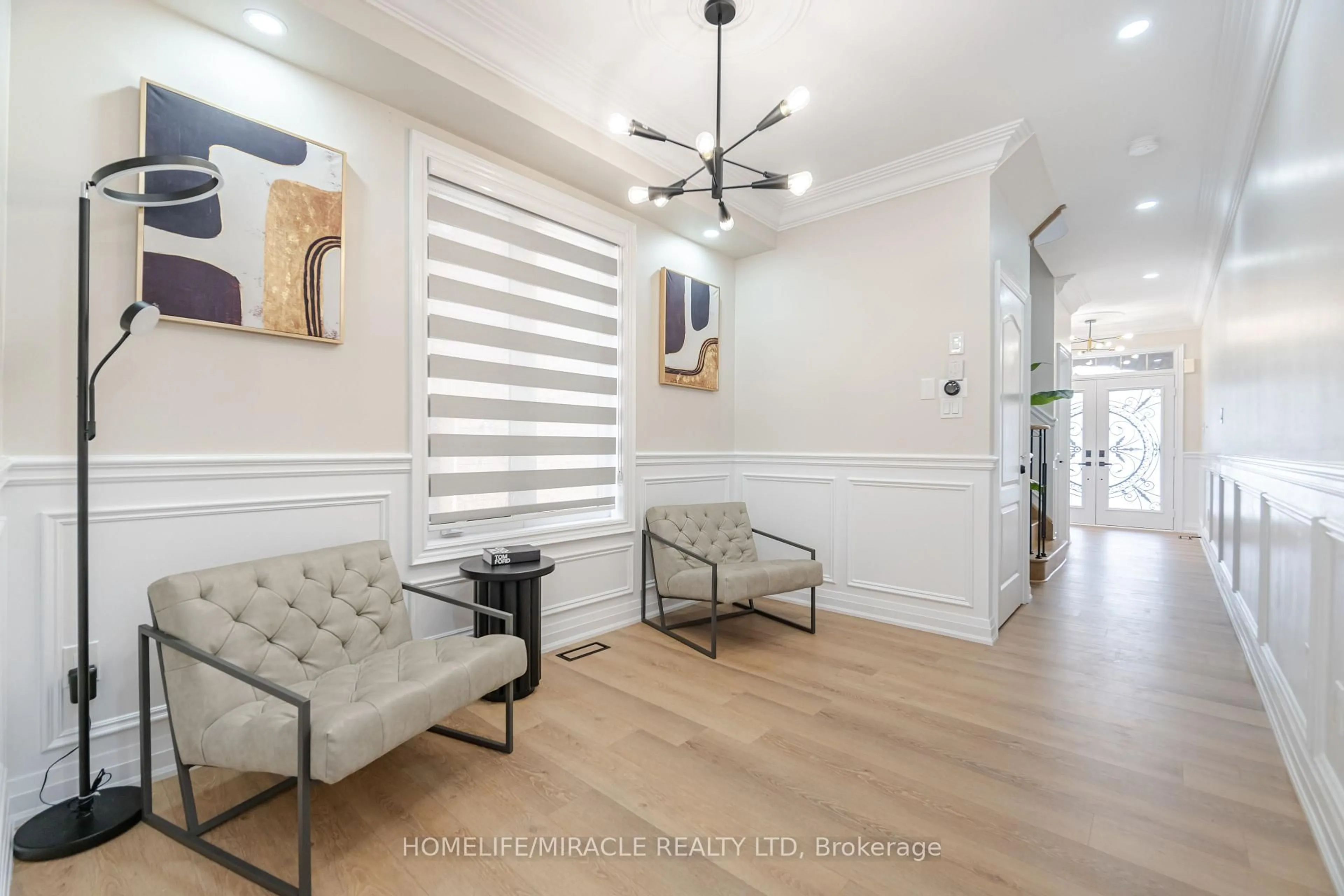 Indoor entryway for 28 Sussexvale Dr, Brampton Ontario L6R 3S1