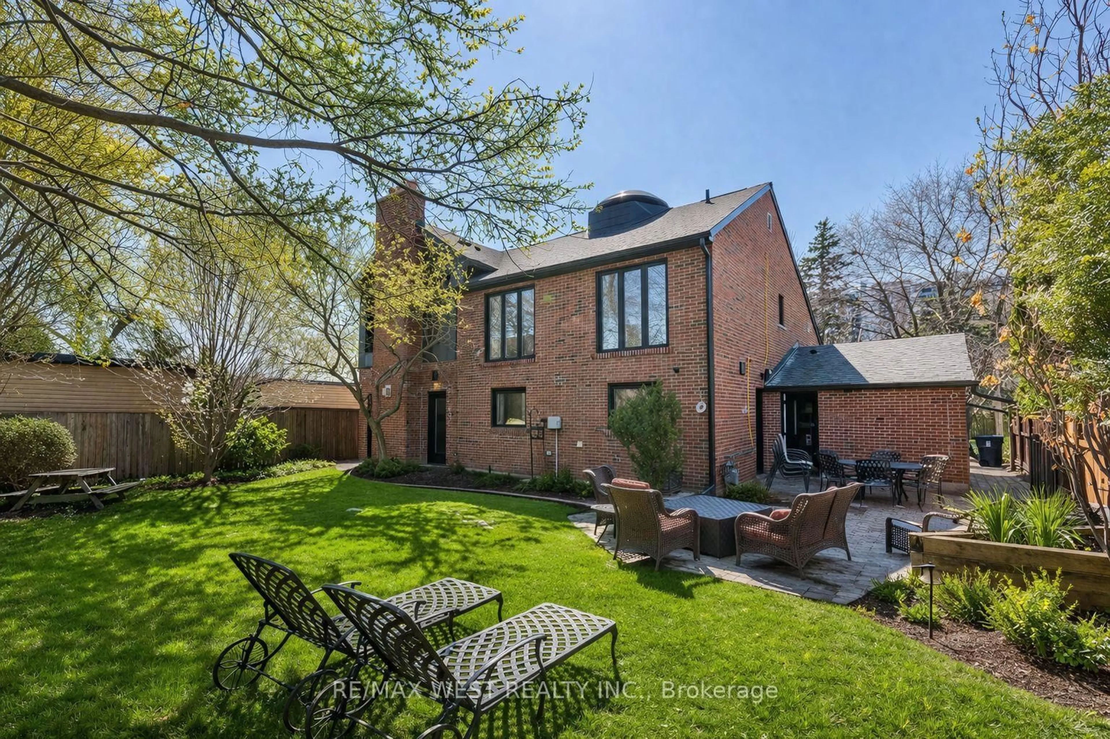 A pic from outside/outdoor area/front of a property/back of a property/a pic from drone, street for 29 Blaketon Rd, Toronto Ontario M9B 4W4