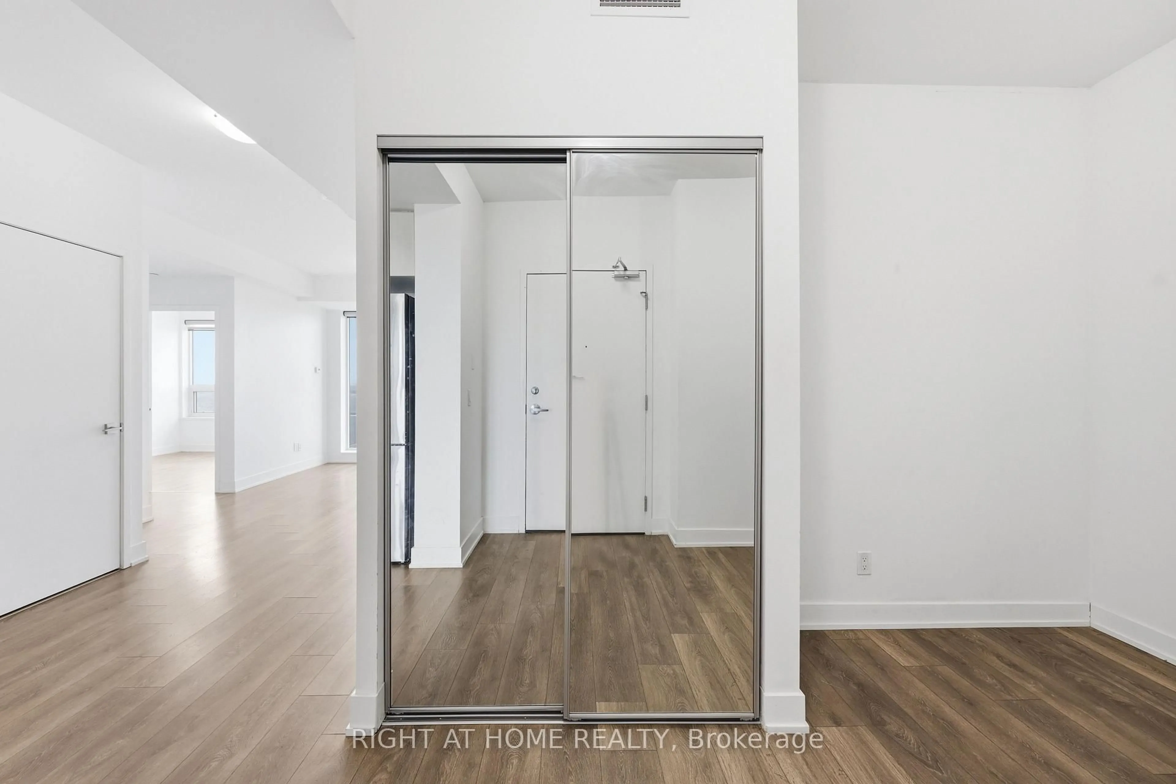 Indoor entryway for 297 OAK WALK Dr #2407, Oakville Ontario L6H 3R6