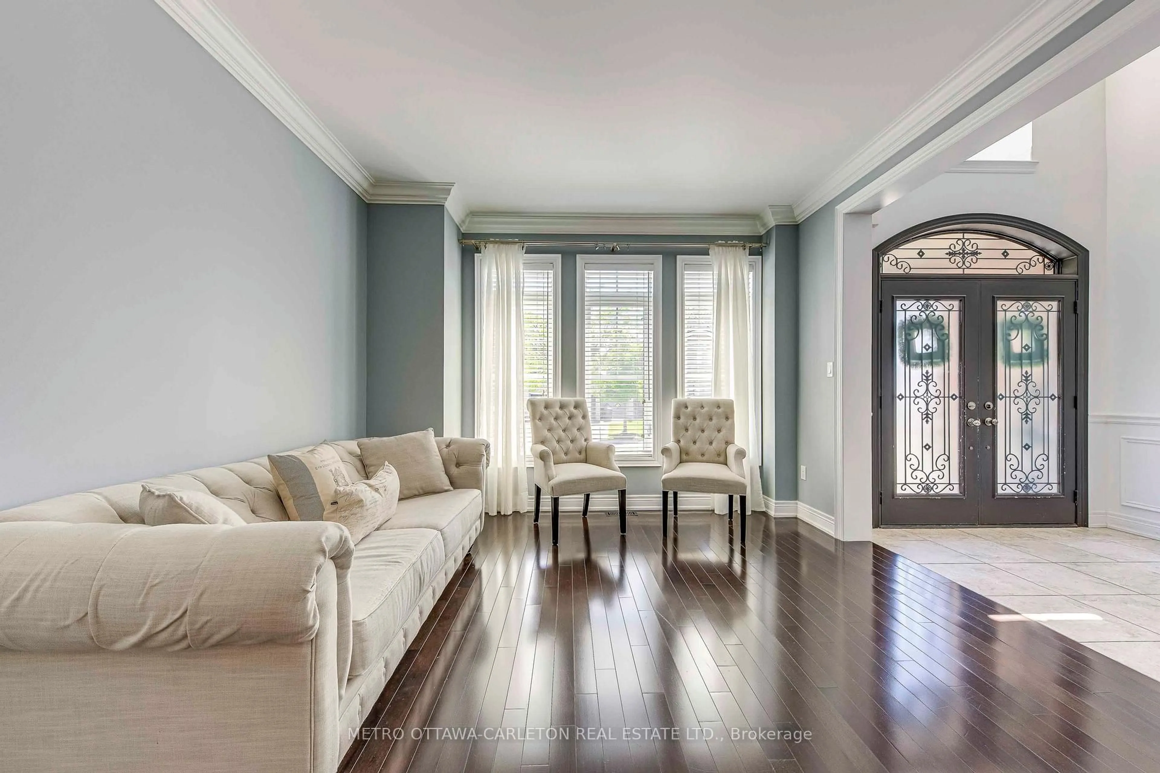 Living room with furniture, unknown for 13 Franmar Rd, Brampton Ontario L6X 0W3