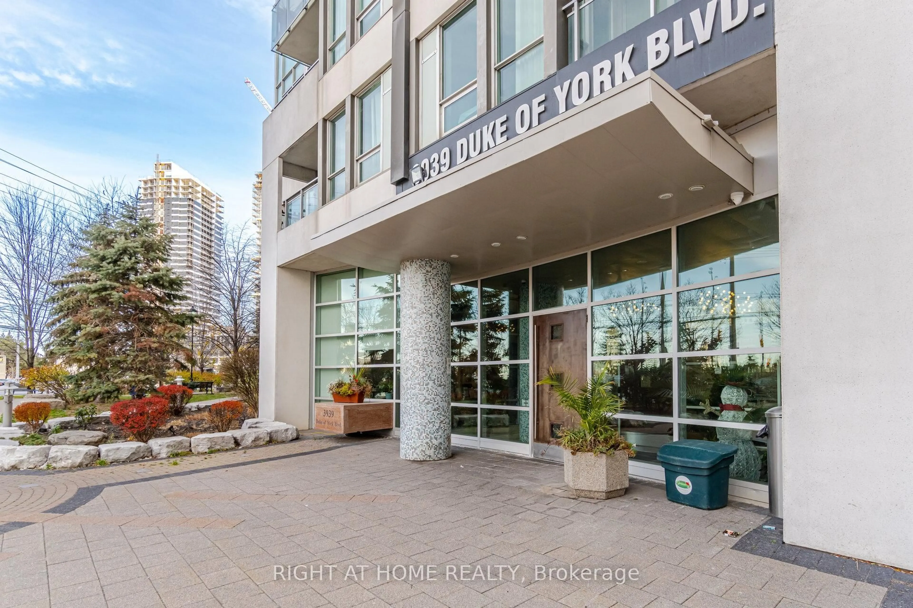 Indoor foyer for 3939 Duke Of York Blvd #1909, Mississauga Ontario L5B 4N2