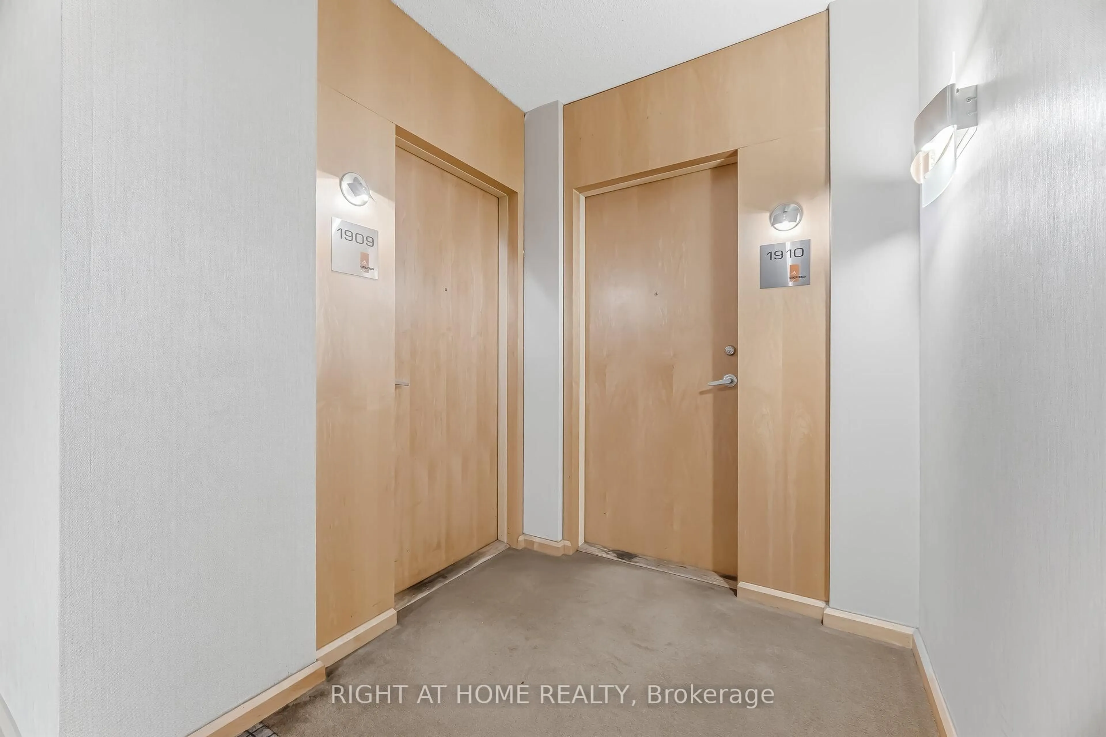 Indoor entryway for 3939 Duke Of York Blvd #1909, Mississauga Ontario L5B 4N2