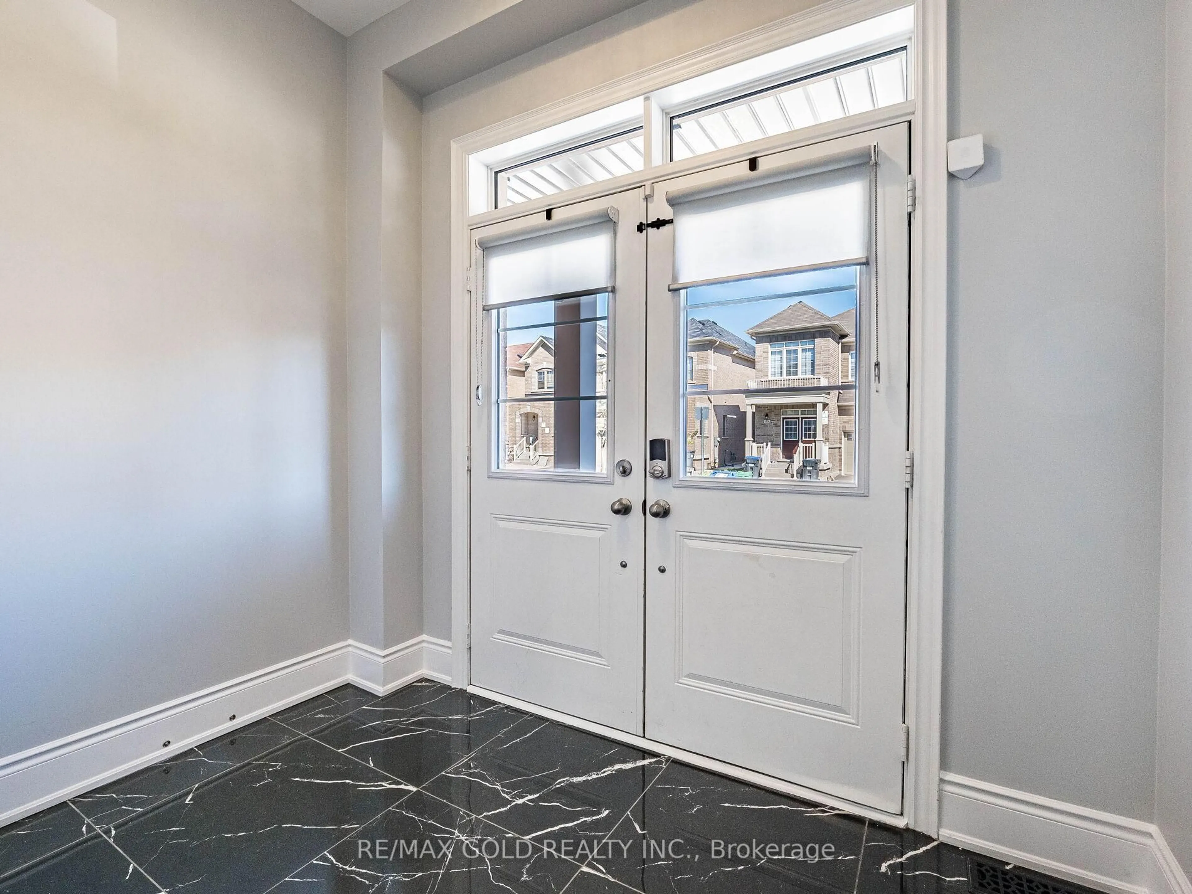 Indoor entryway for 105 Boathouse Rd, Brampton Ontario L7A 5B7