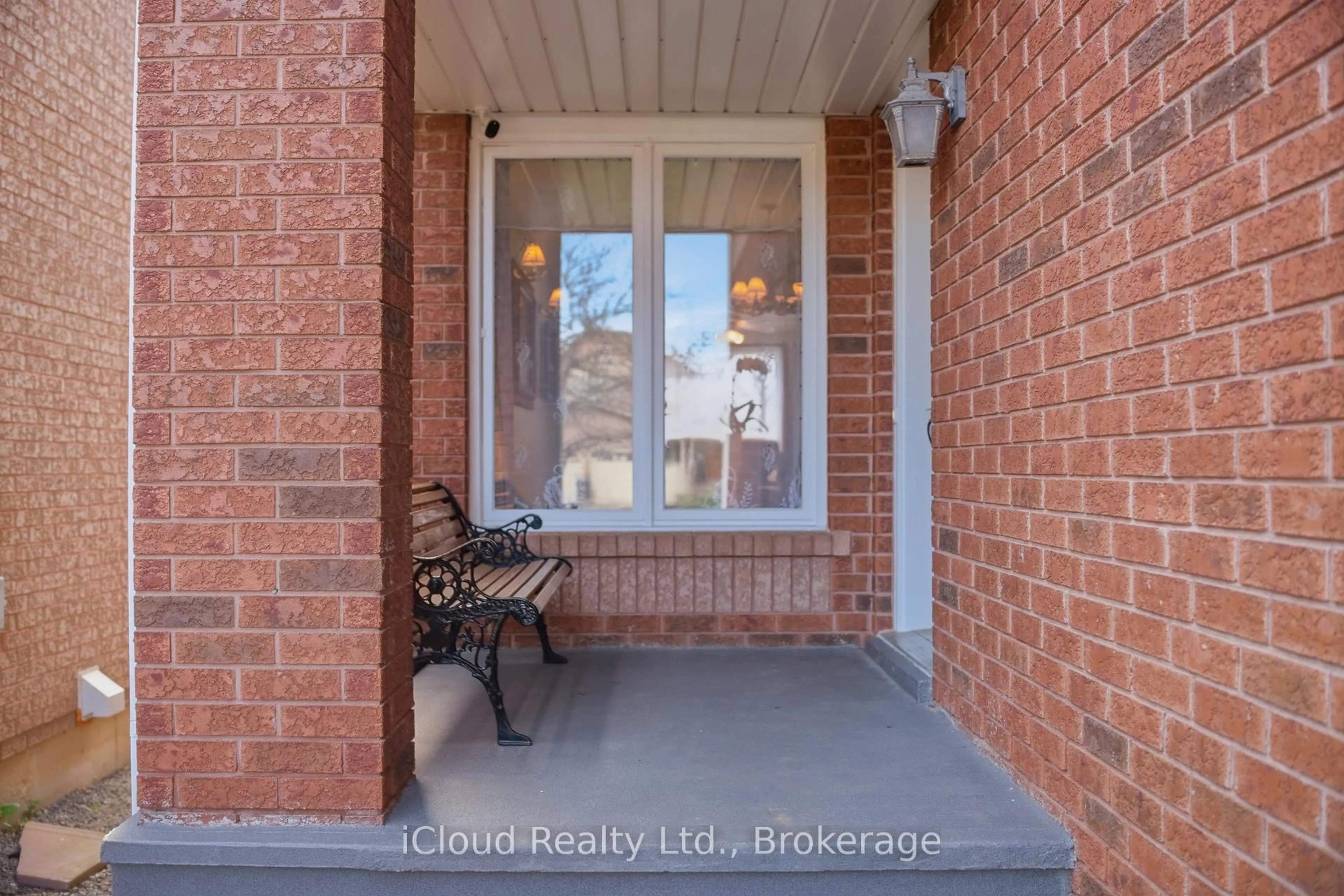 Indoor entryway for 7389 Sandhurst Dr, Mississauga Ontario L5N 7G6
