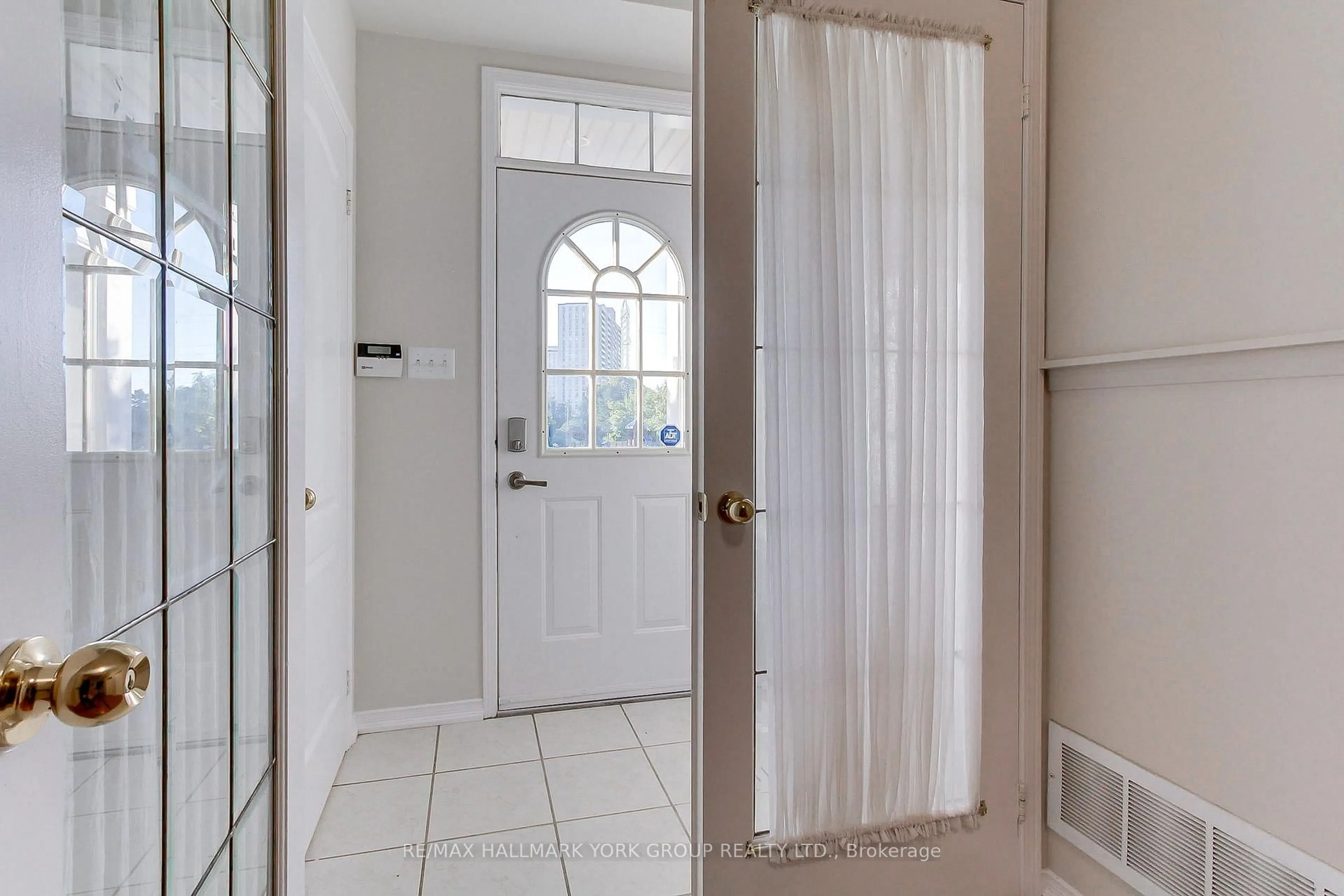 Indoor entryway for 60 Delabo Dr, Toronto Ontario M3J 3S4