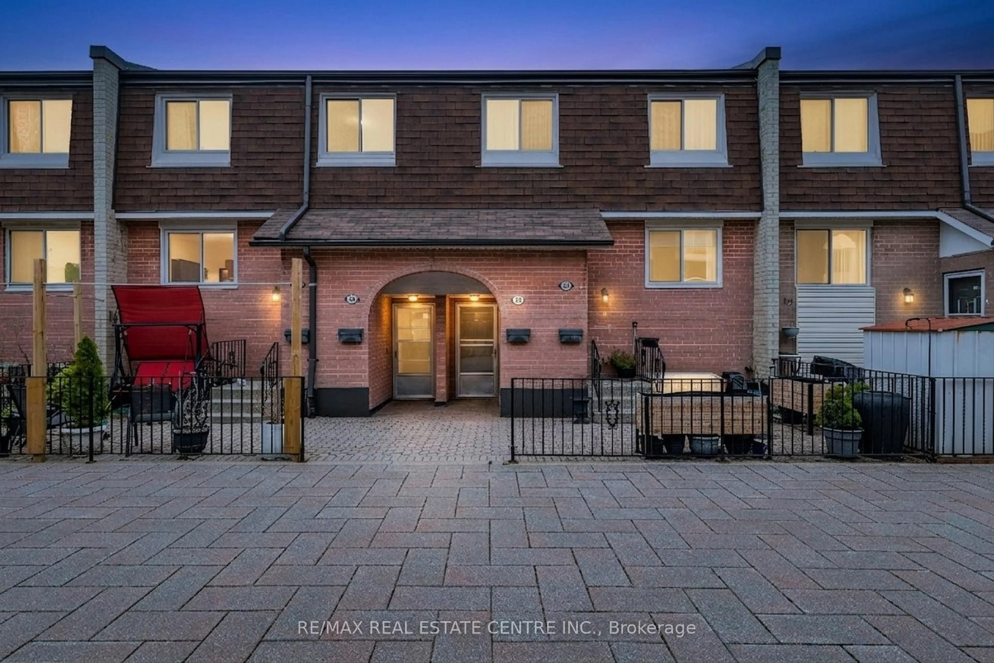 A pic from outside/outdoor area/front of a property/back of a property/a pic from drone, street for 2170 Bromsgrove Rd #59, Mississauga Ontario L5J 4J2