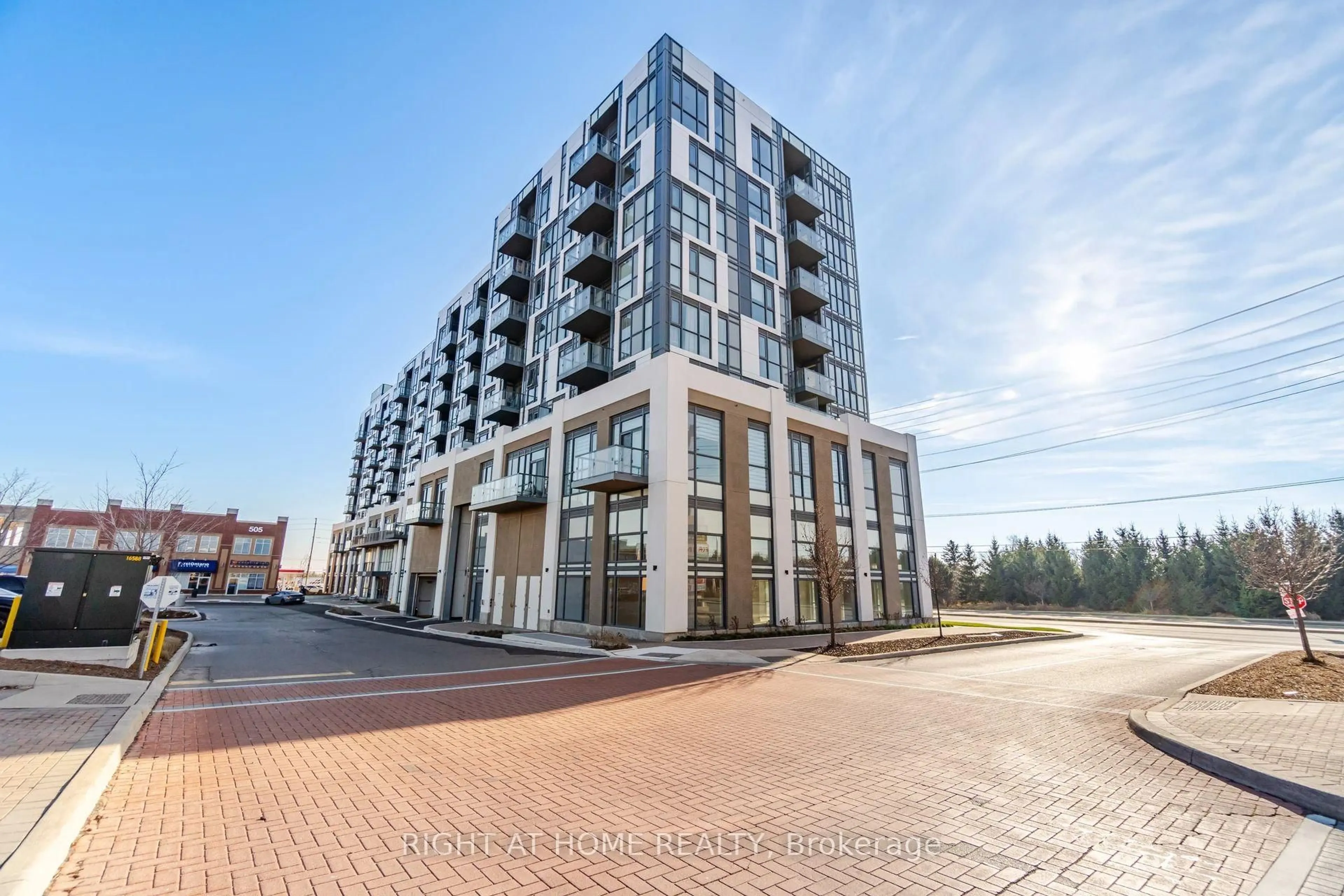 A pic from outside/outdoor area/front of a property/back of a property/a pic from drone, building for 509 Dundas St #606, Oakville Ontario L6M 5P4