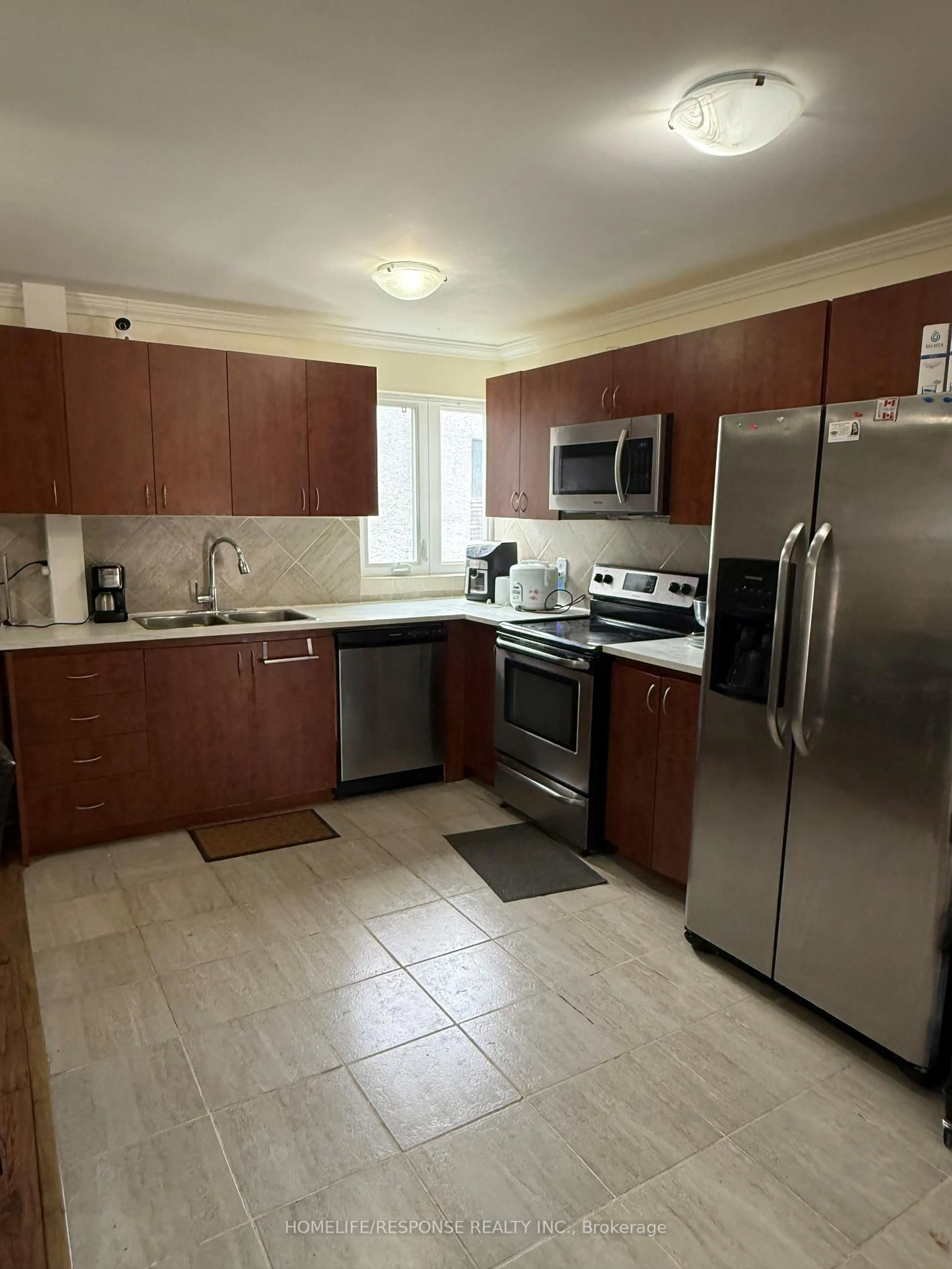 Standard kitchen, ceramic/tile floor for 1055 DUNDAS St #158, Mississauga Ontario L4Y 3X6