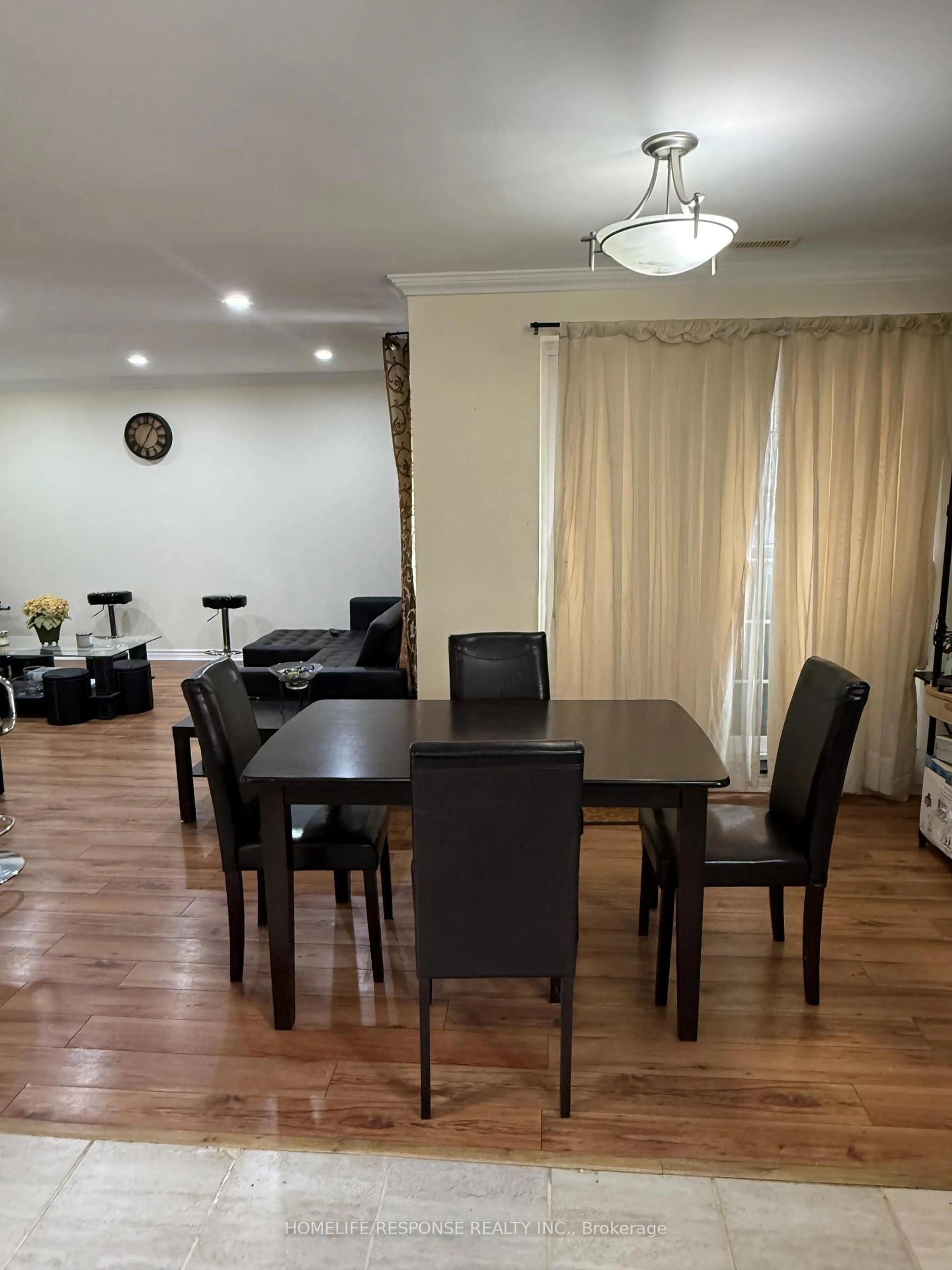 Dining room, wood/laminate floor for 1055 DUNDAS St #158, Mississauga Ontario L4Y 3X6