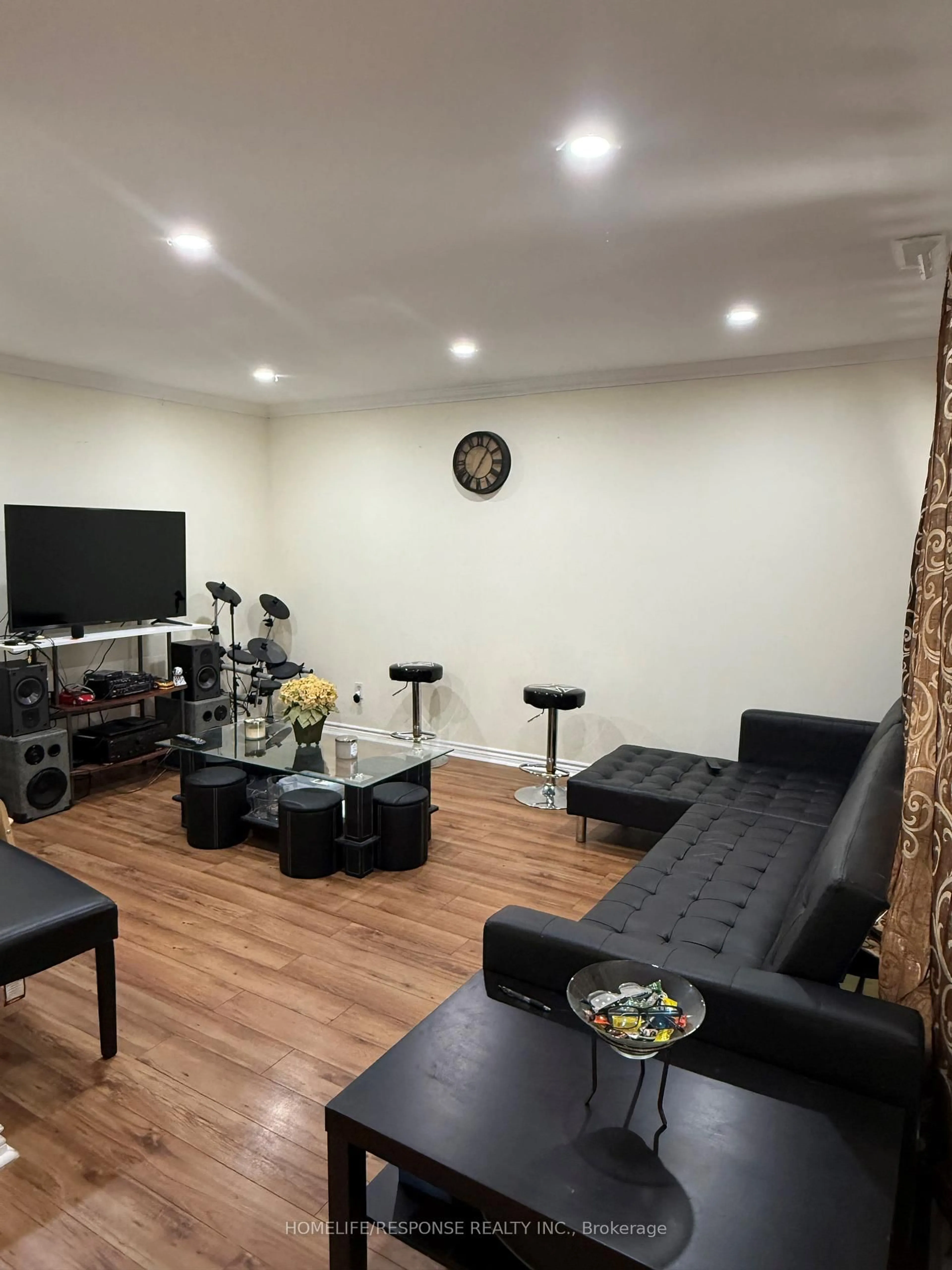Living room with furniture, wood/laminate floor for 1055 DUNDAS St #158, Mississauga Ontario L4Y 3X6