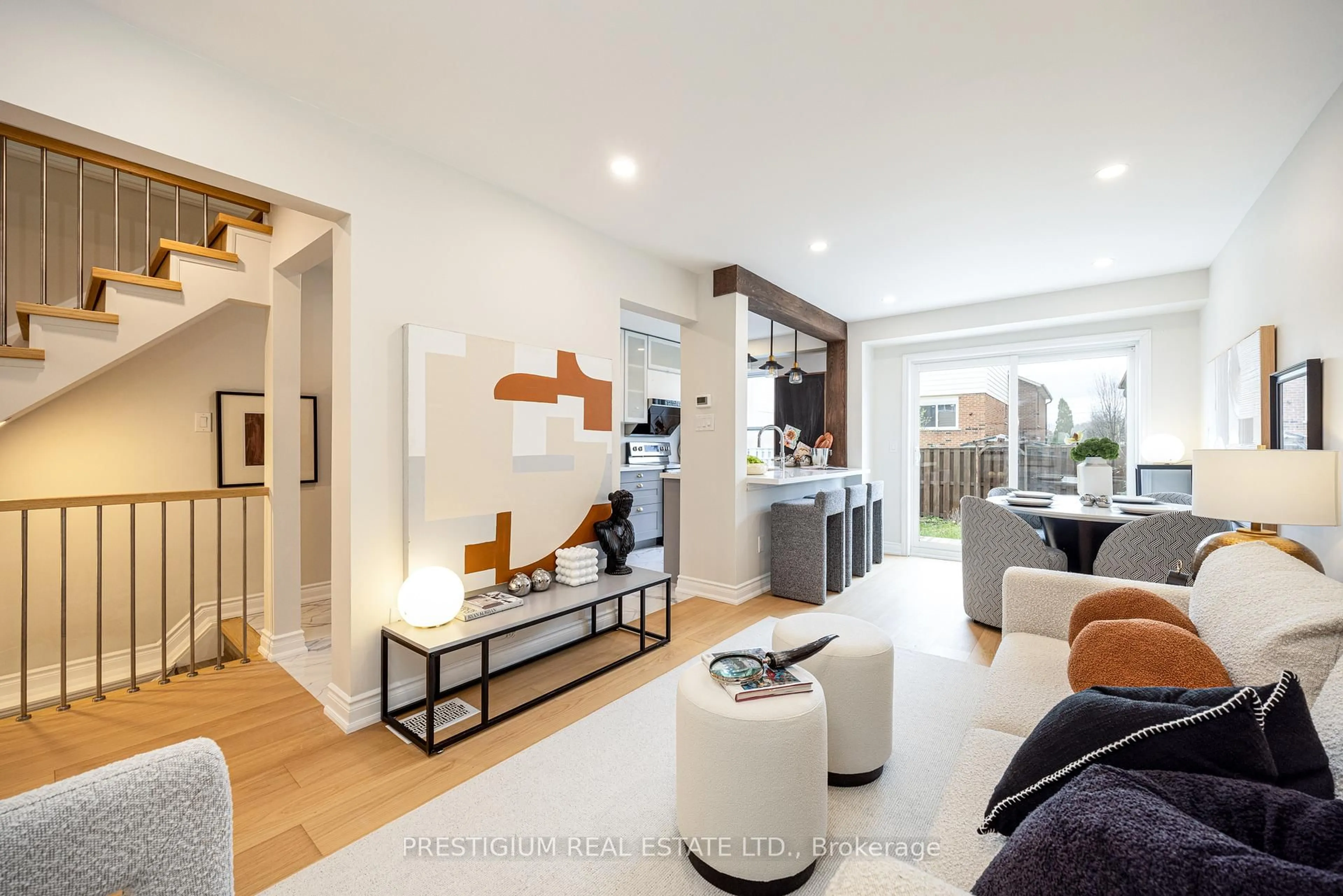 Living room with furniture, unknown for 4094 Teakwood Dr, Mississauga Ontario L5C 3L6