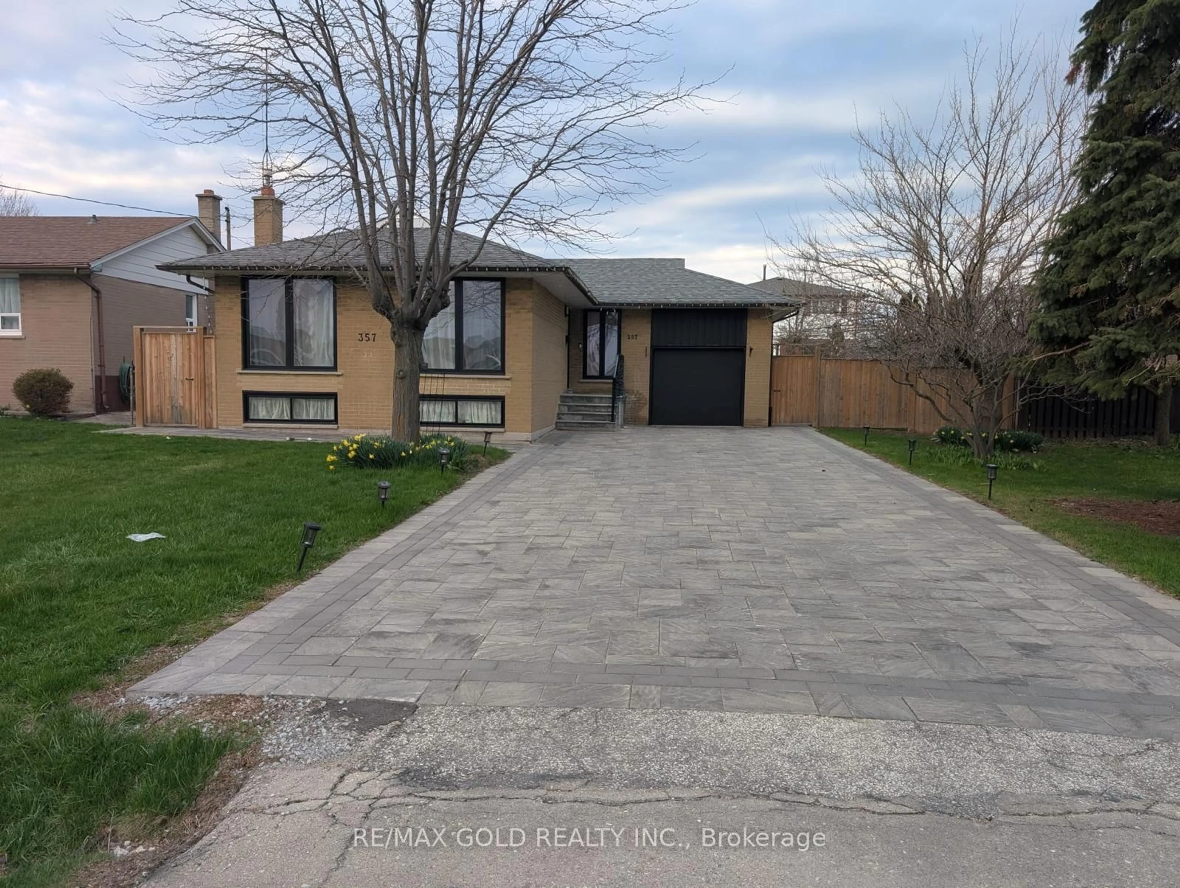 A pic from outside/outdoor area/front of a property/back of a property/a pic from drone, street for 357 Morden Rd, Oakville Ontario L6K 2S9