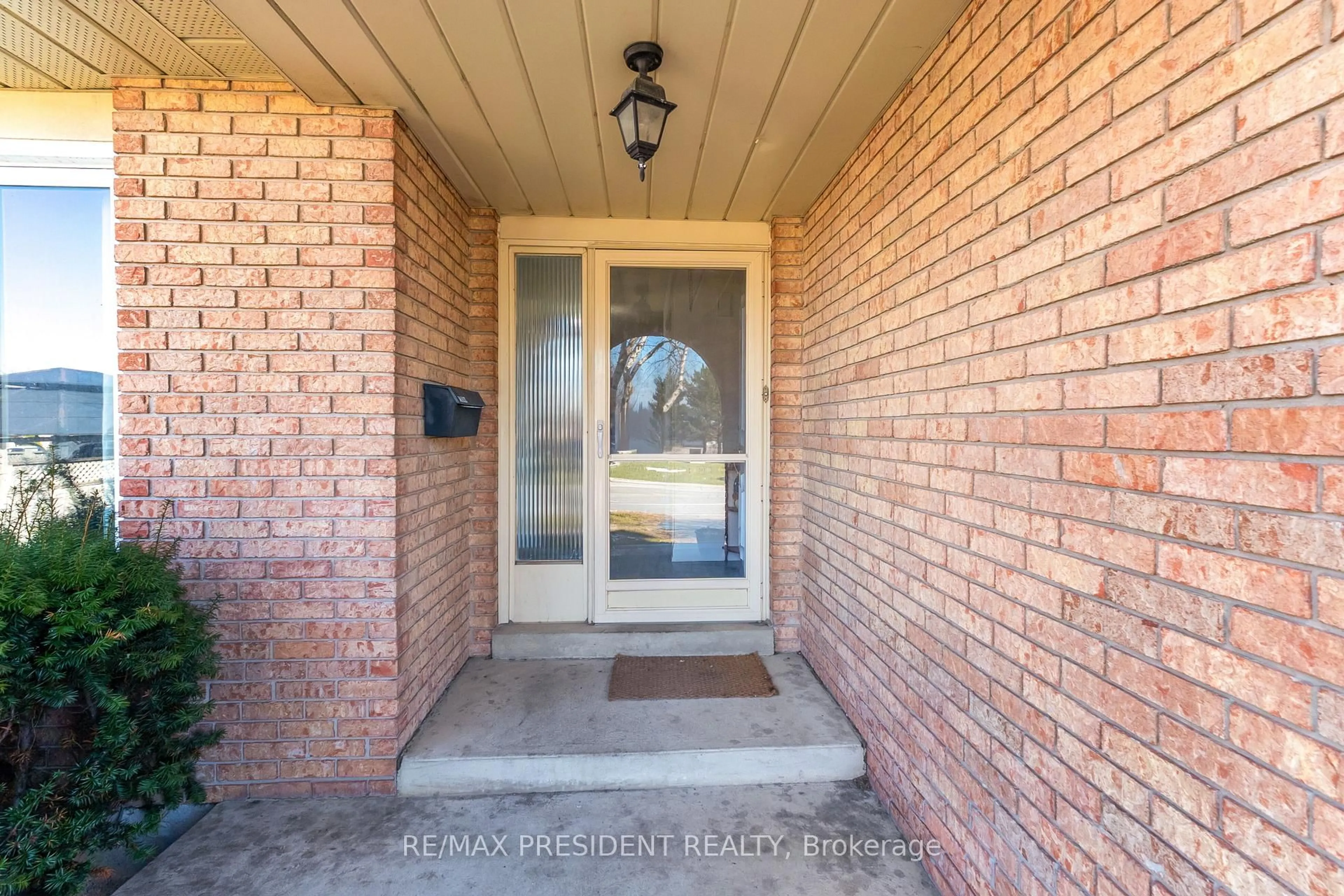 Indoor entryway for 384 Centre St, Brampton Ontario L6V 3L6
