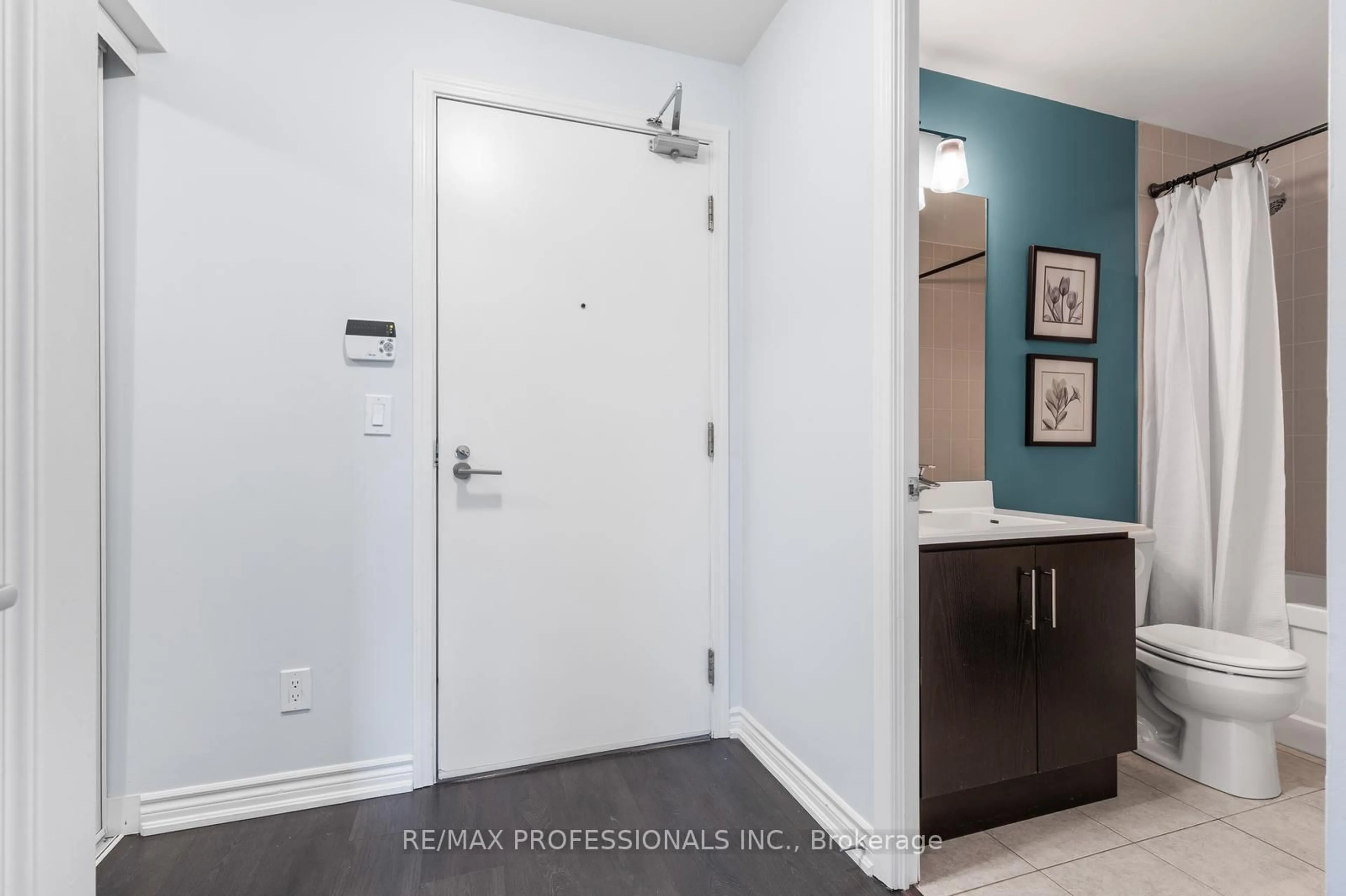 Indoor entryway for 15 James Finlay Way #723, Toronto Ontario M3M 0B3