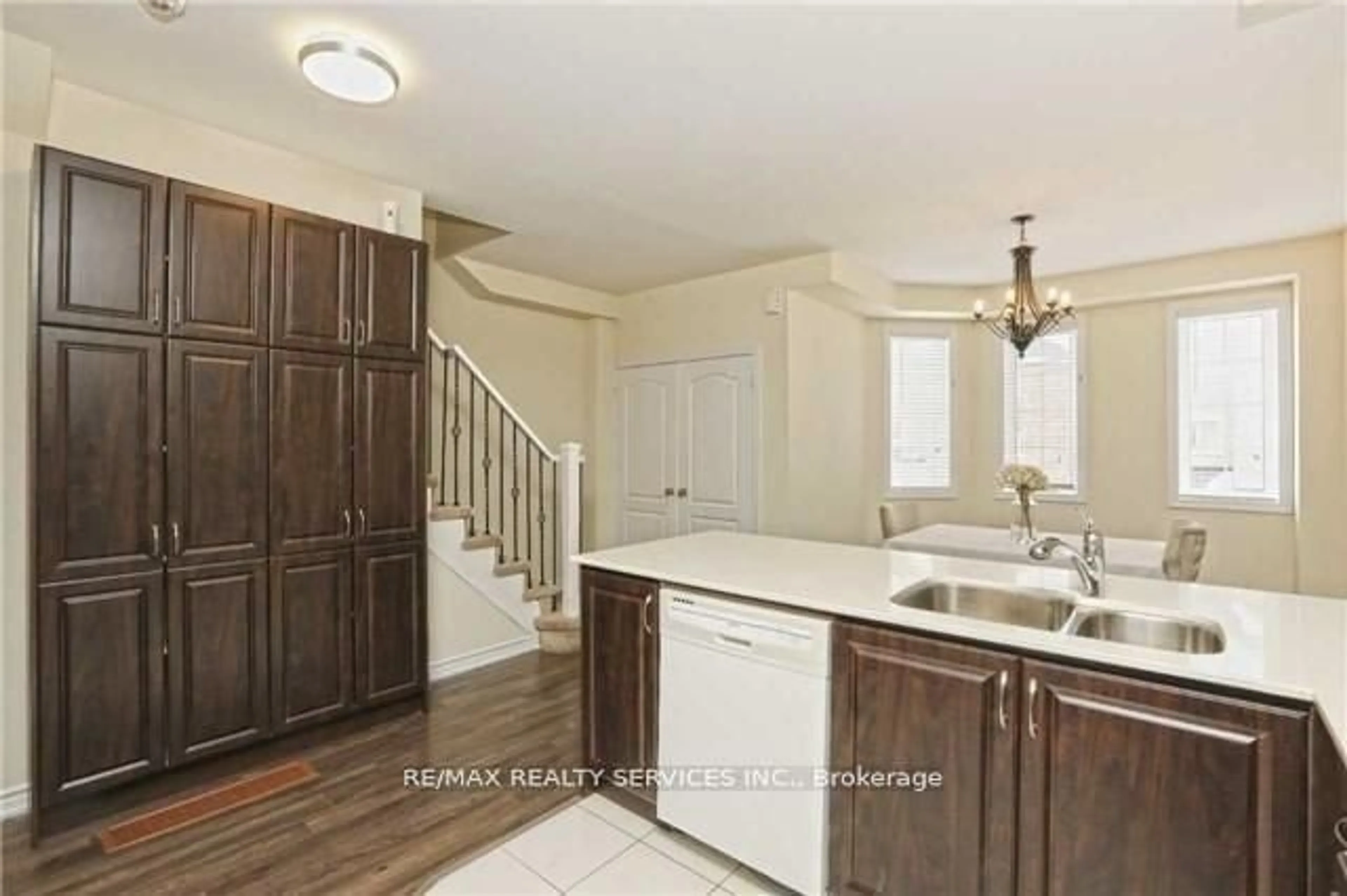 Open concept kitchen, ceramic/tile floor for 10 Rabbit Run Way, Brampton Ontario L6Z 0B4