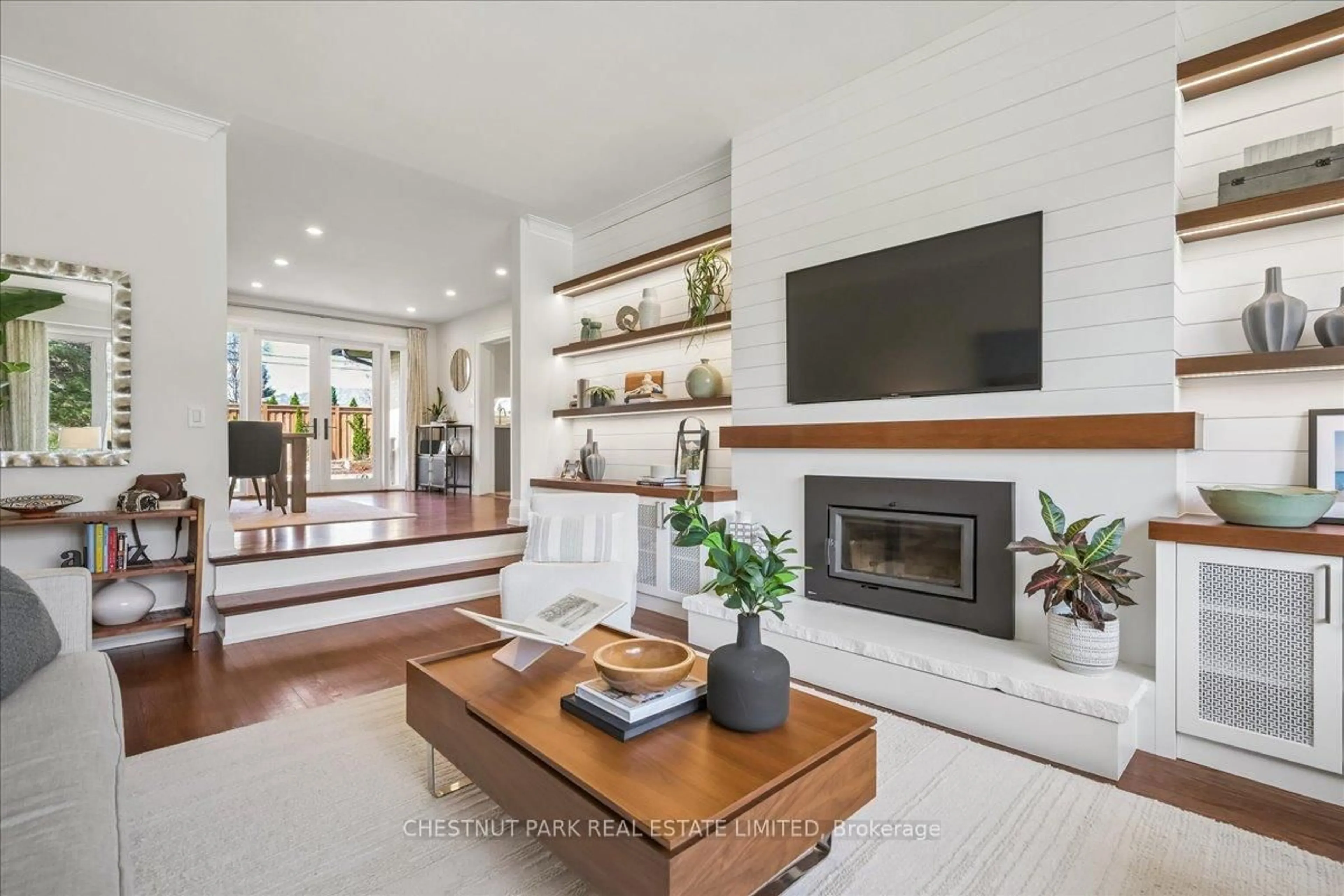 Living room with furniture, unknown for 1613 Wembury Rd, Mississauga Ontario L5J 2L8