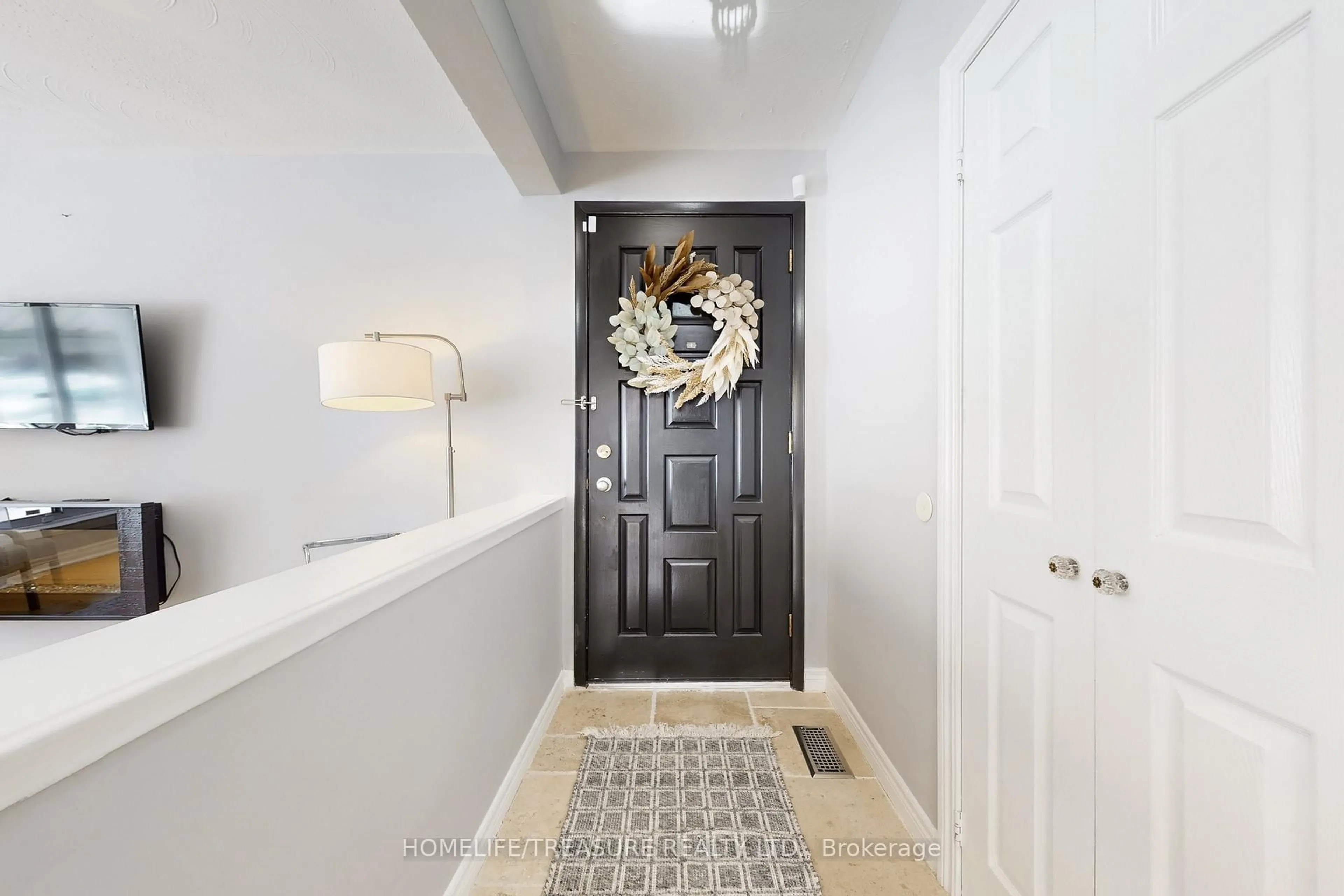 Indoor entryway for 19 BRAMPTON Rd, Toronto Ontario M9R 3J3