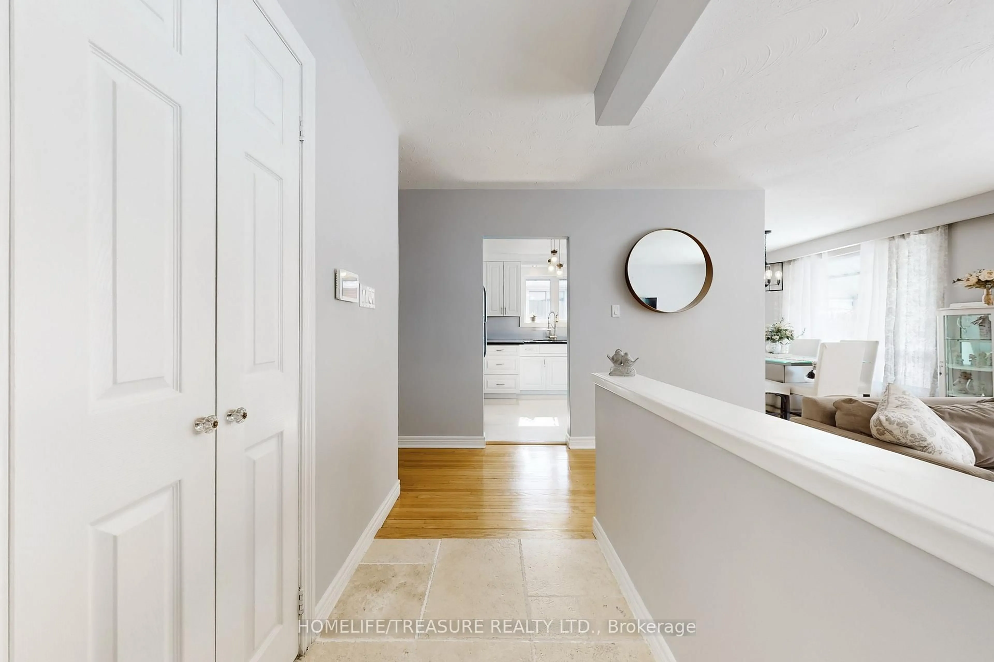 Indoor entryway for 19 BRAMPTON Rd, Toronto Ontario M9R 3J3