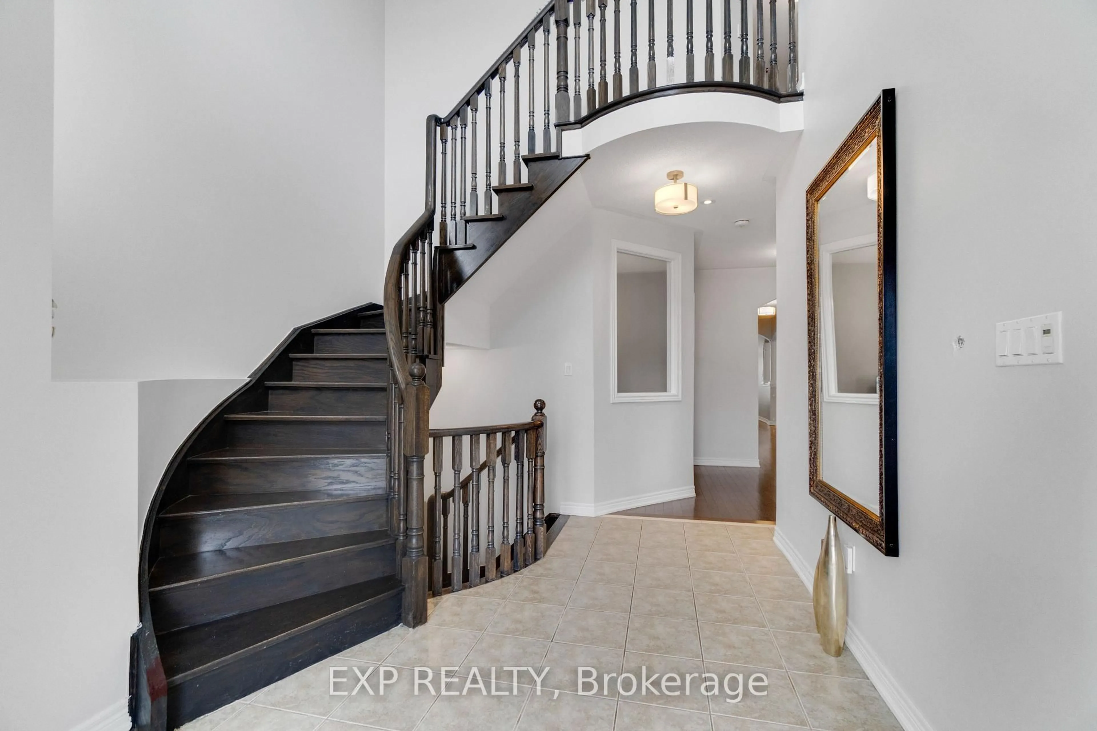 Indoor entryway for 3095 Tacc Dr, Mississauga Ontario L5M 0A9