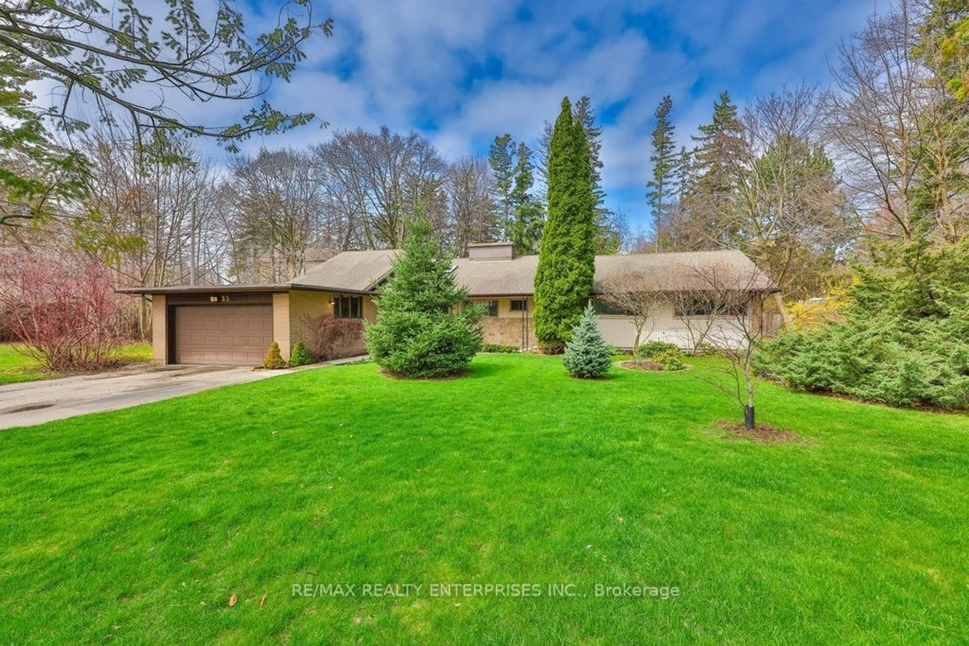 A pic from outside/outdoor area/front of a property/back of a property/a pic from drone, unknown for 35 Hollyrood Heights Dr, Mississauga Ontario L5G 2H2