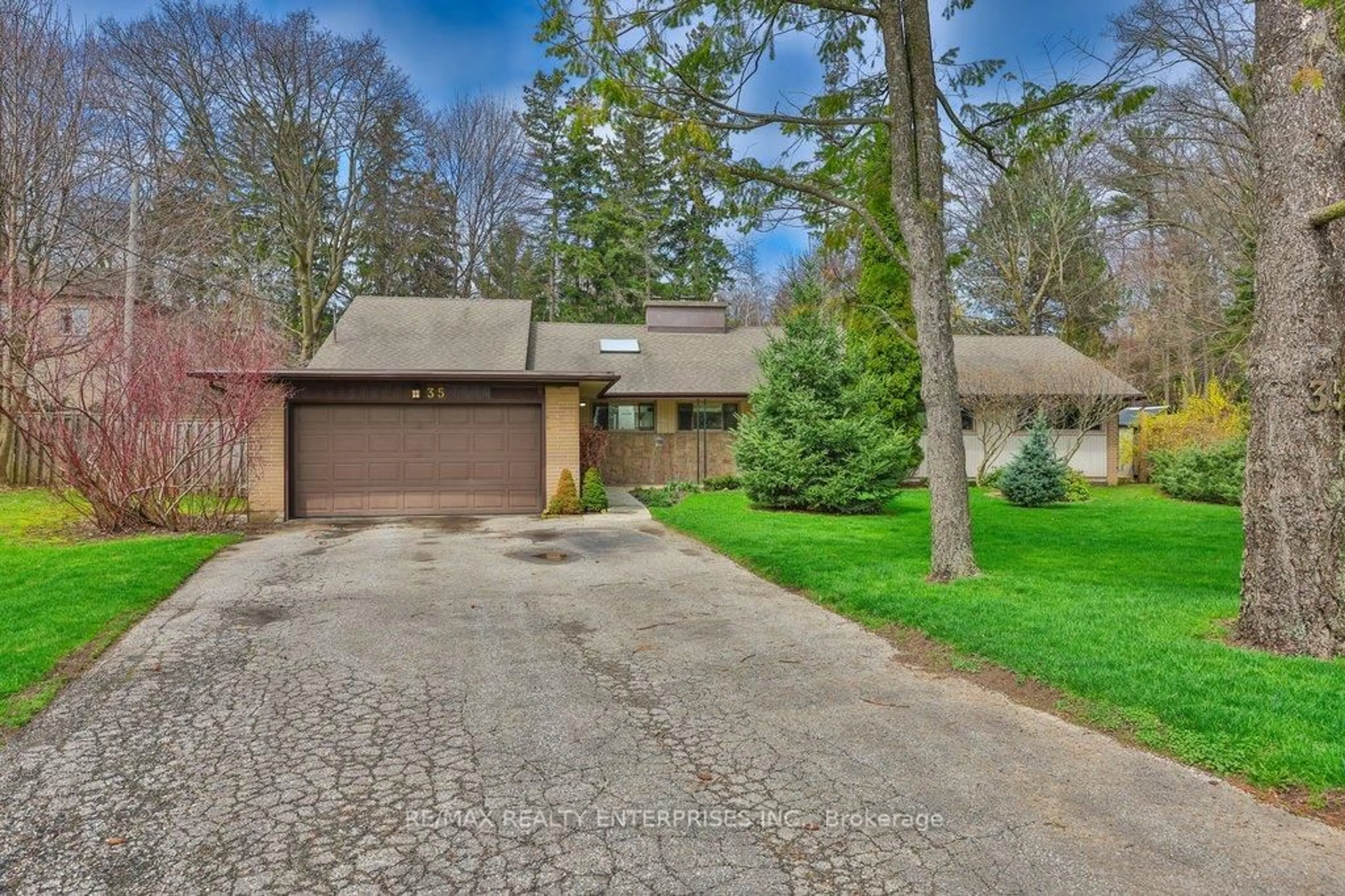 Unknown for 35 Hollyrood Heights Dr, Mississauga Ontario L5G 2H2