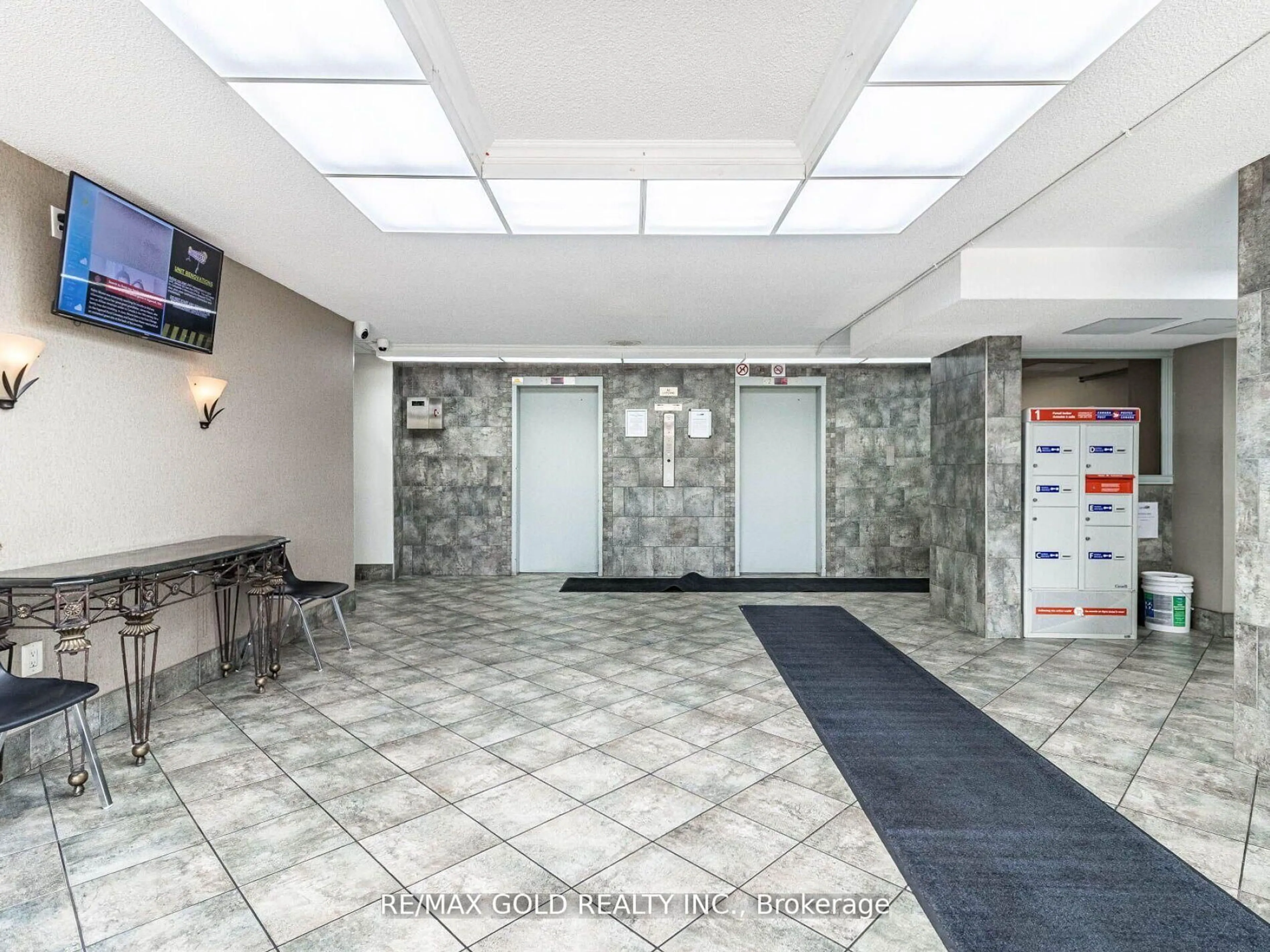 Lobby for 18 Knightsbridge Rd #404, Brampton Ontario L6T 3X5