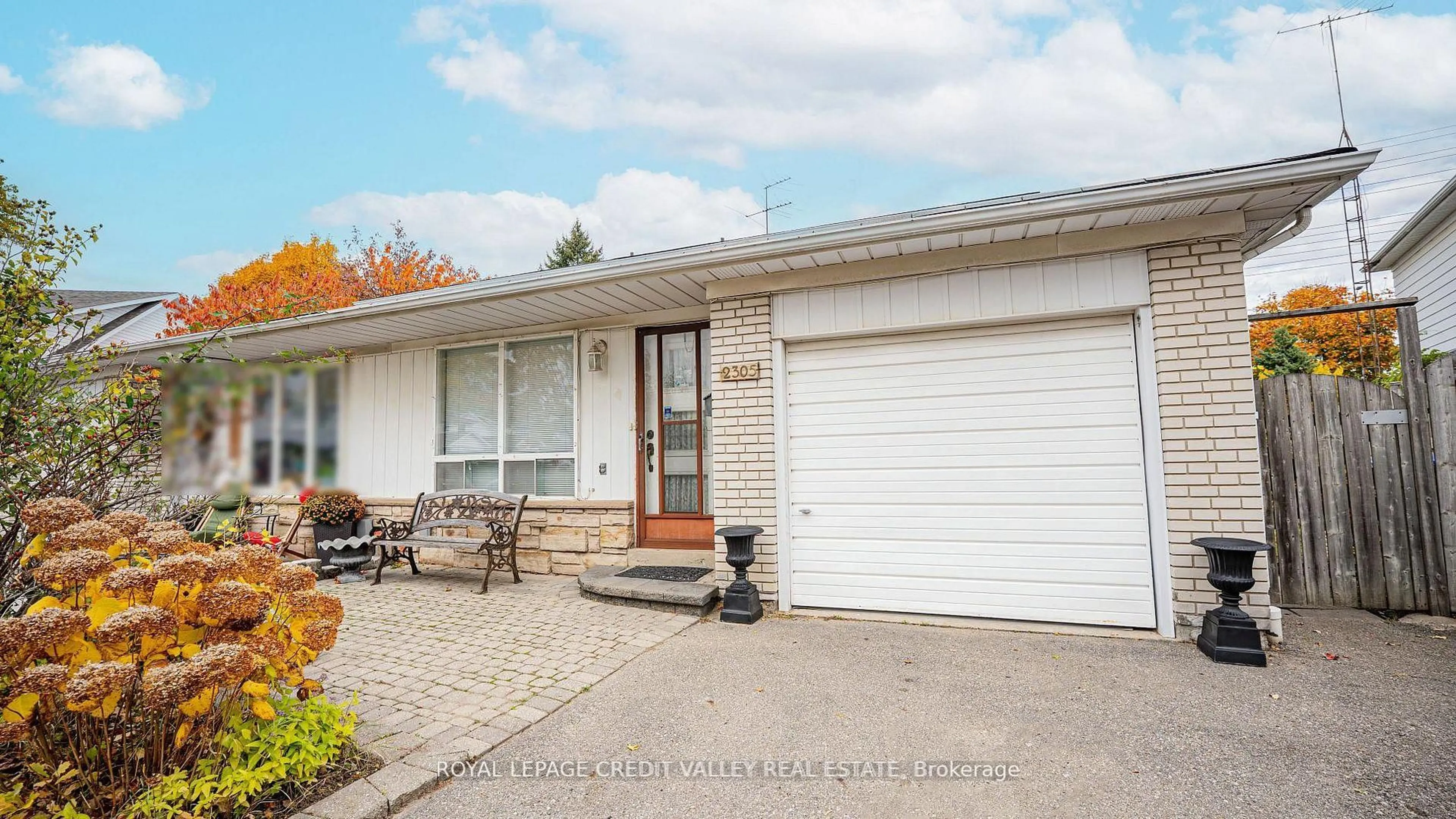 Unknown for 2305 Delkus Cres, Mississauga Ontario L5A 1K8