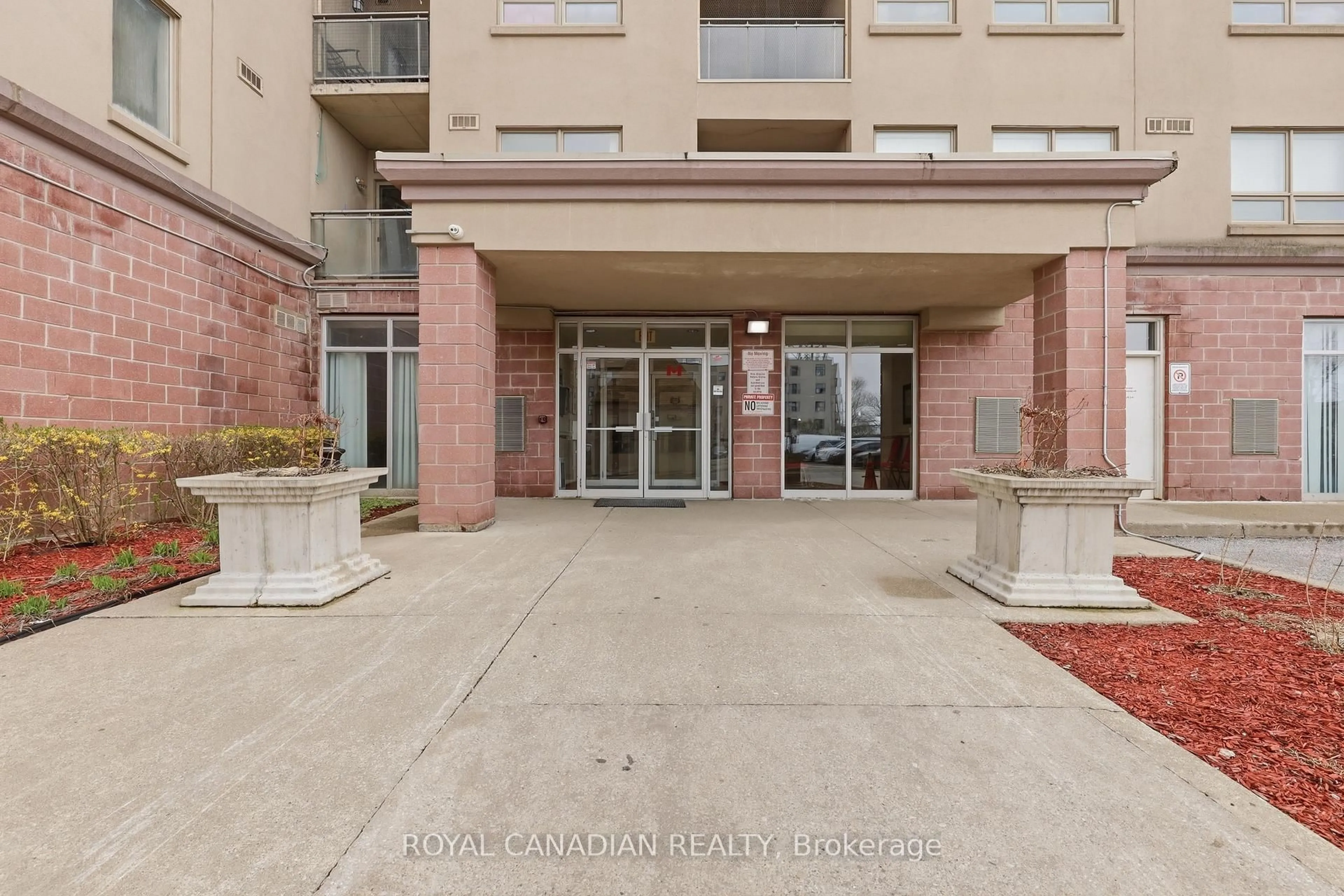Indoor foyer for 7405 Goreway Dr #619, Mississauga Ontario L4T 0A3
