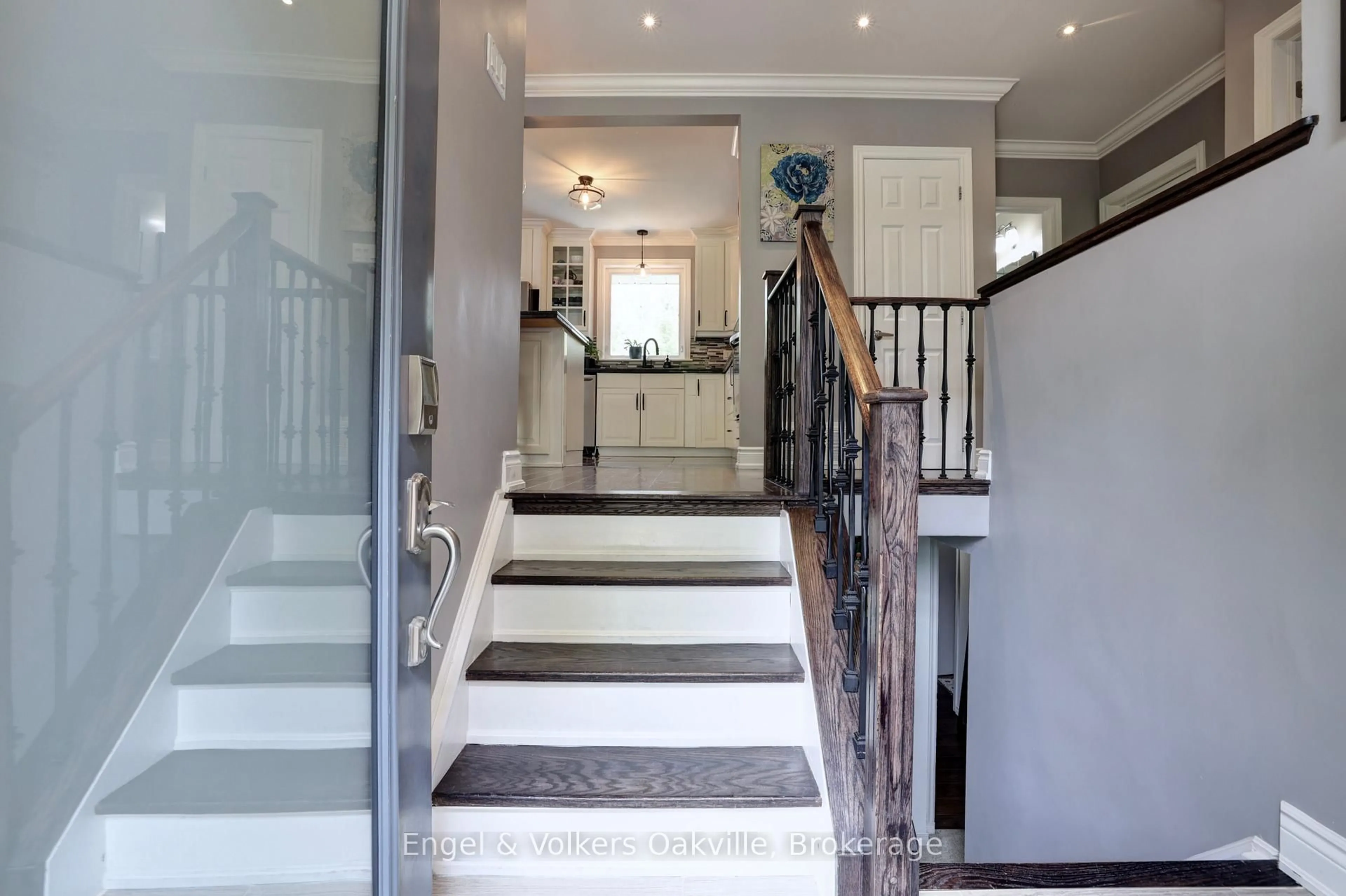 Indoor foyer for 465 Fourth Line, Oakville Ontario L6L 5A6