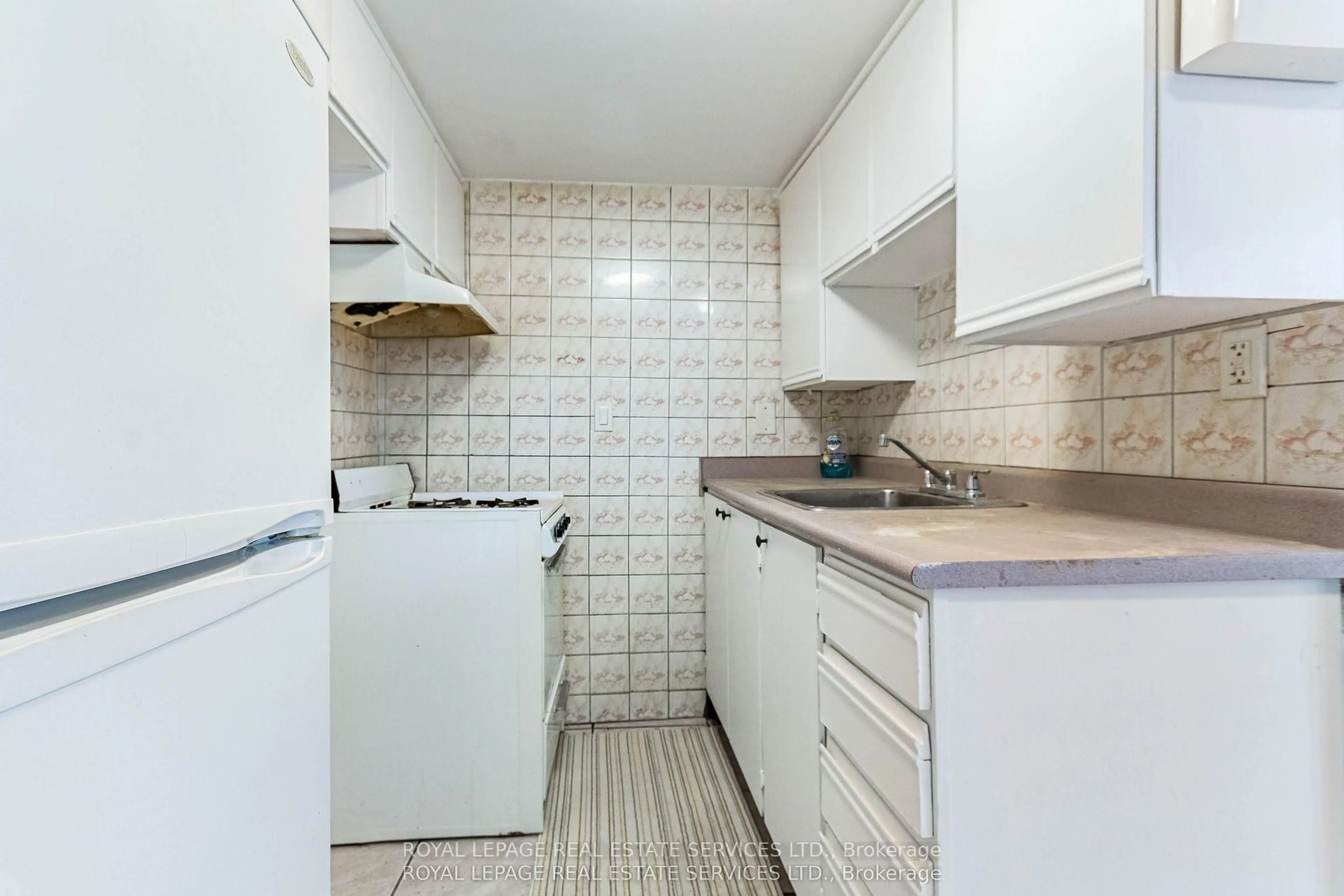 Standard kitchen, ceramic/tile floor for 1160 Dufferin St, Toronto Ontario M6H 4B8