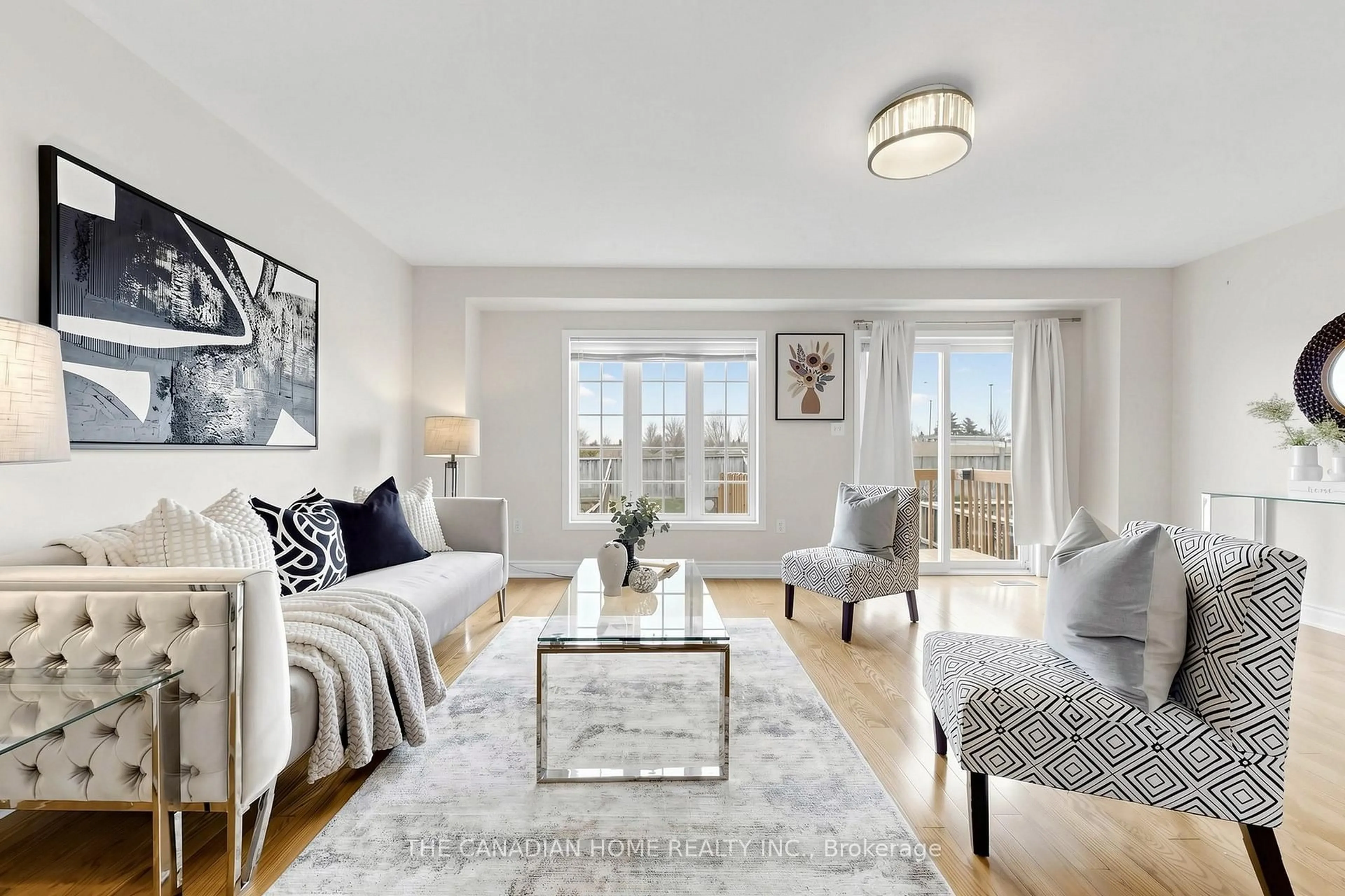 Living room with furniture, unknown for 3470 Angel Pass Dr, Mississauga Ontario L5M 7N4