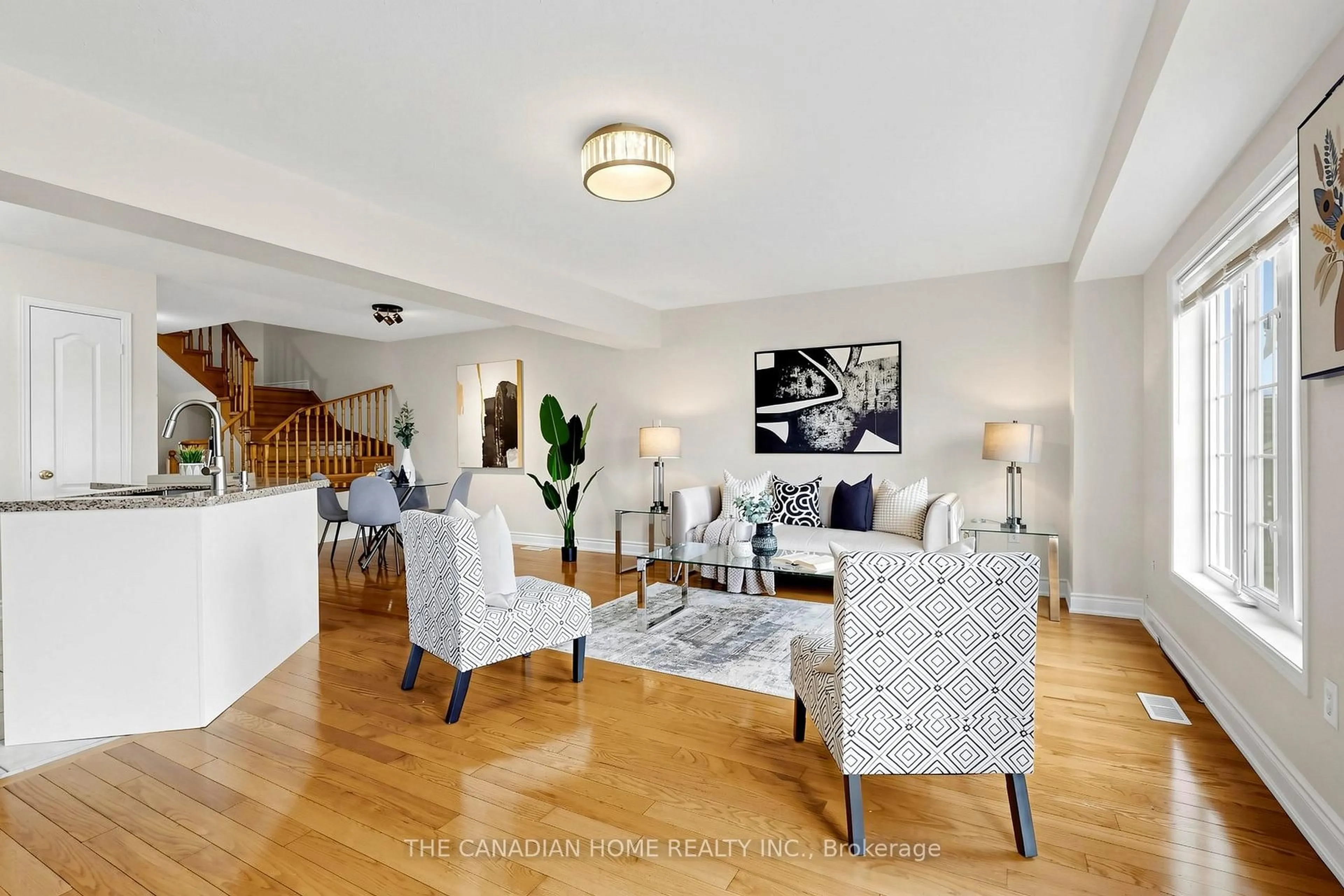 Living room with furniture, unknown for 3470 Angel Pass Dr, Mississauga Ontario L5M 7N4