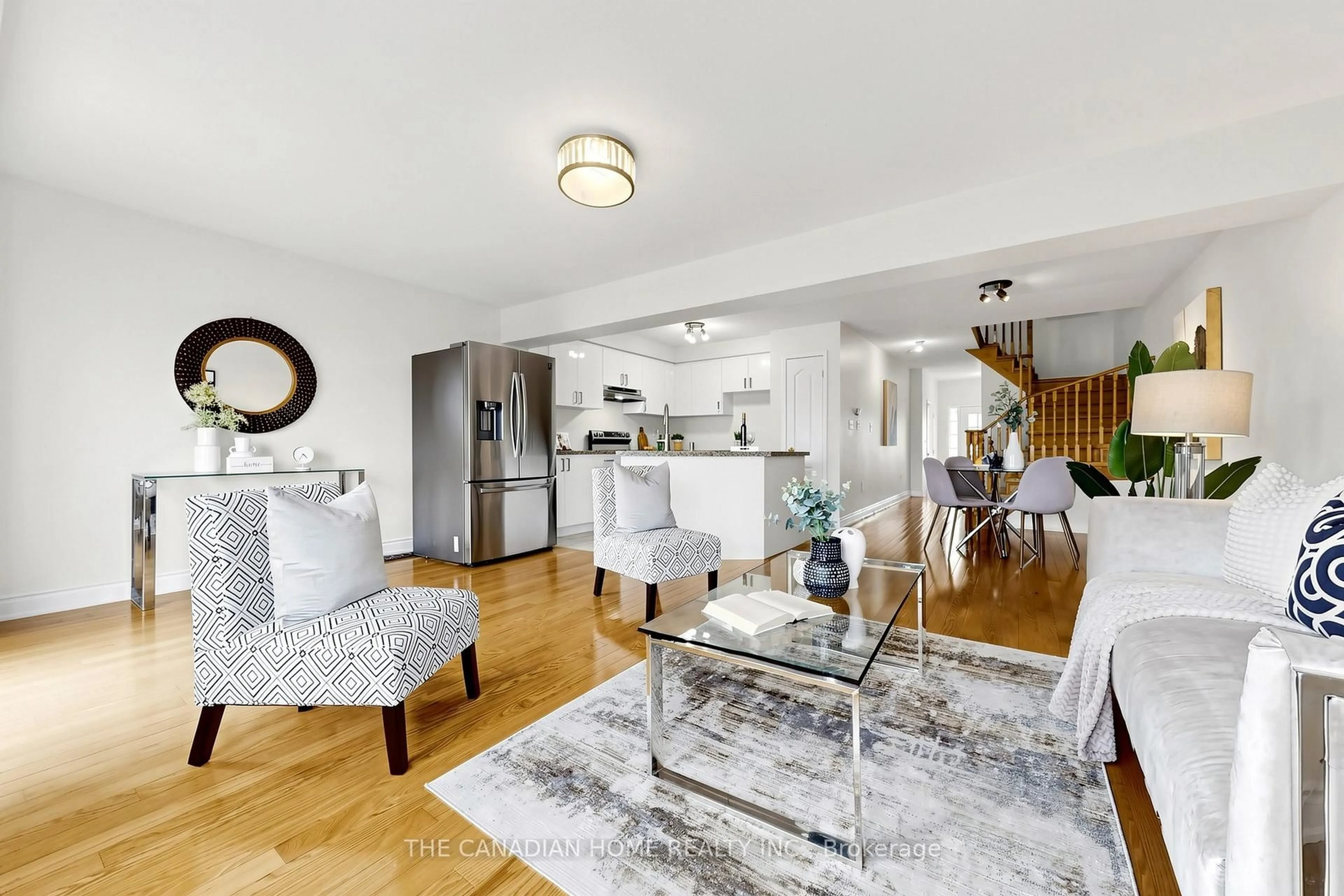 Living room with furniture, unknown for 3470 Angel Pass Dr, Mississauga Ontario L5M 7N4