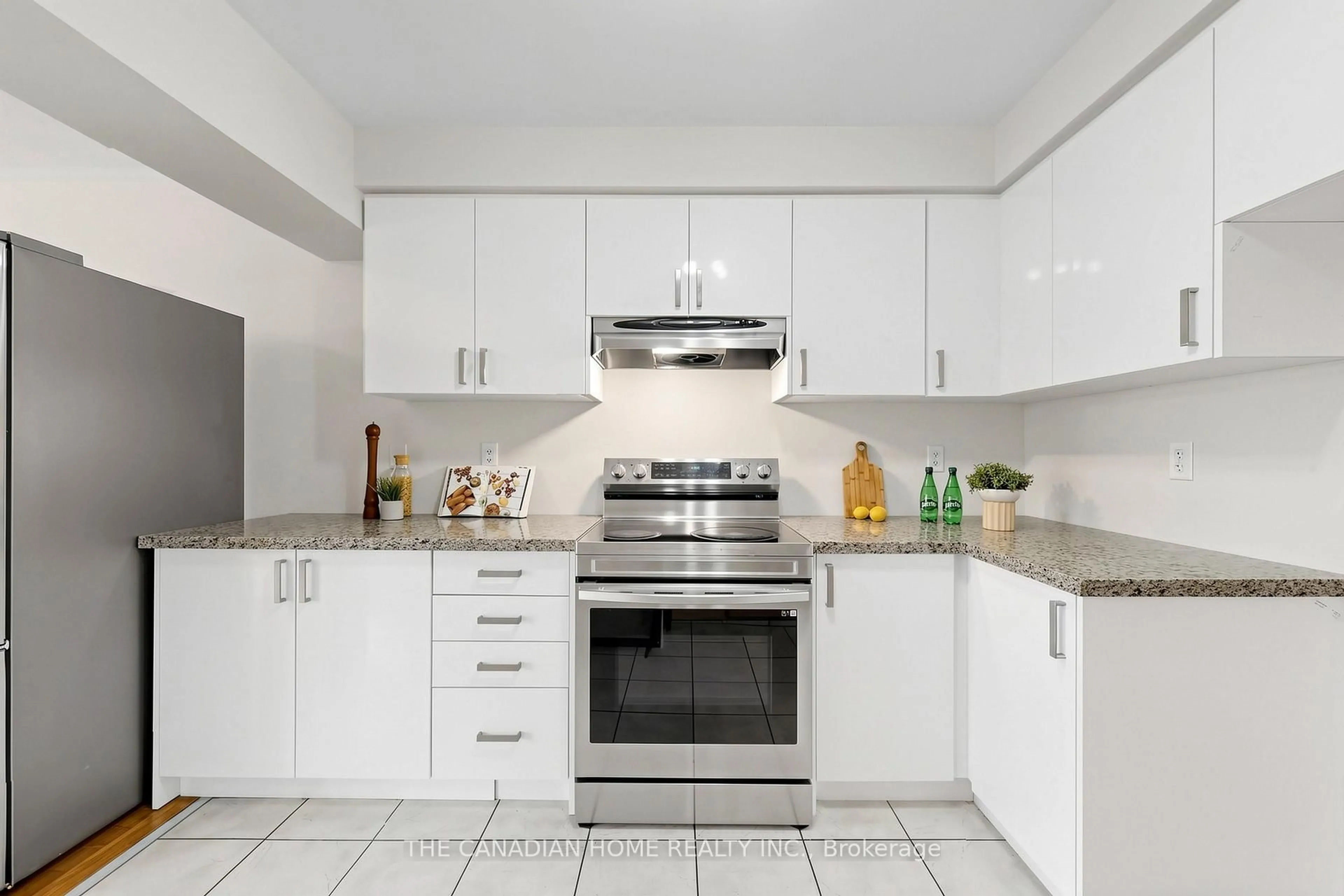 Standard kitchen, ceramic/tile floor for 3470 Angel Pass Dr, Mississauga Ontario L5M 7N4